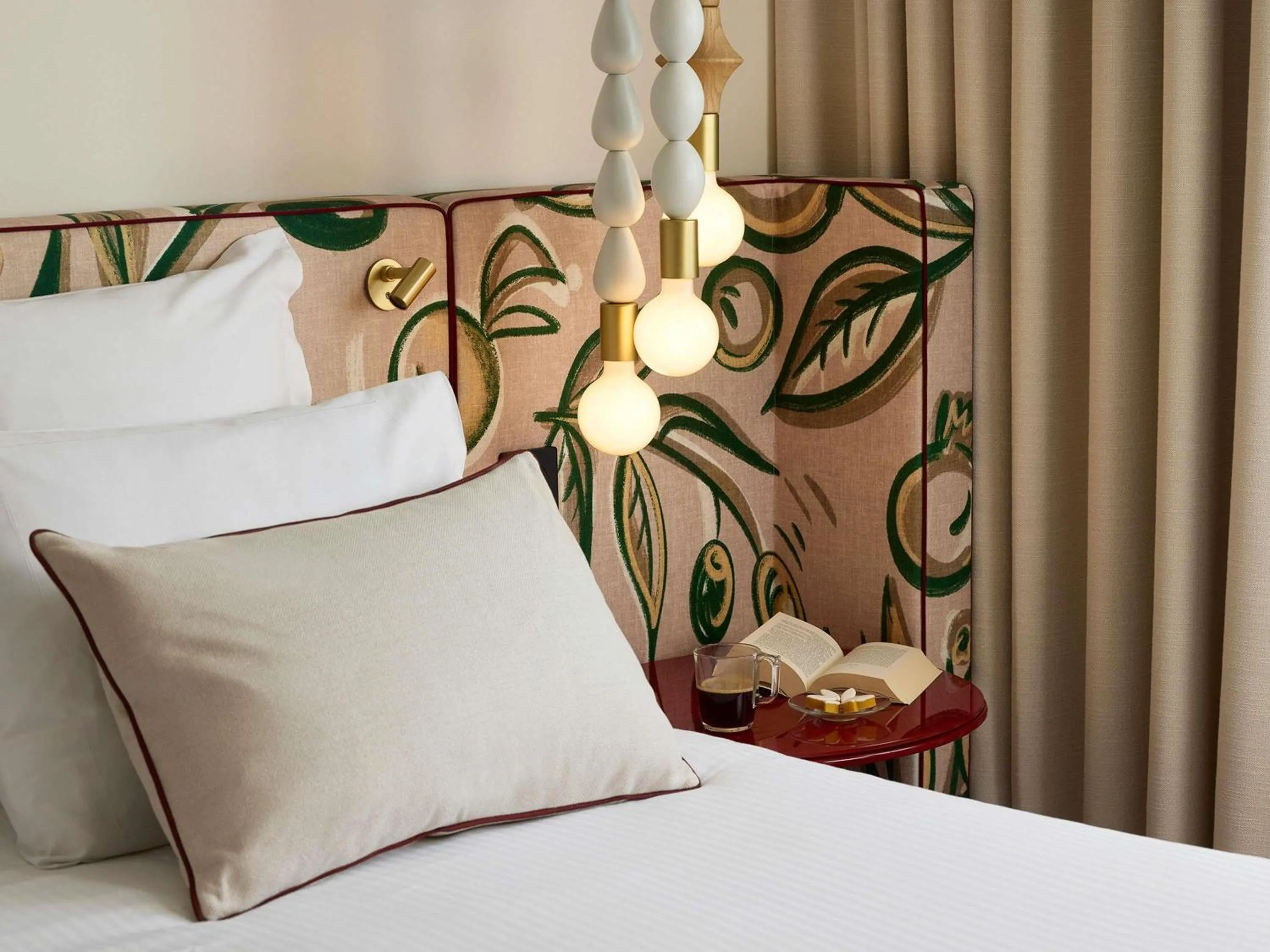 Photo of the whole room, Bed in Grand Hôtel Roi René Aix - MGallery Collection