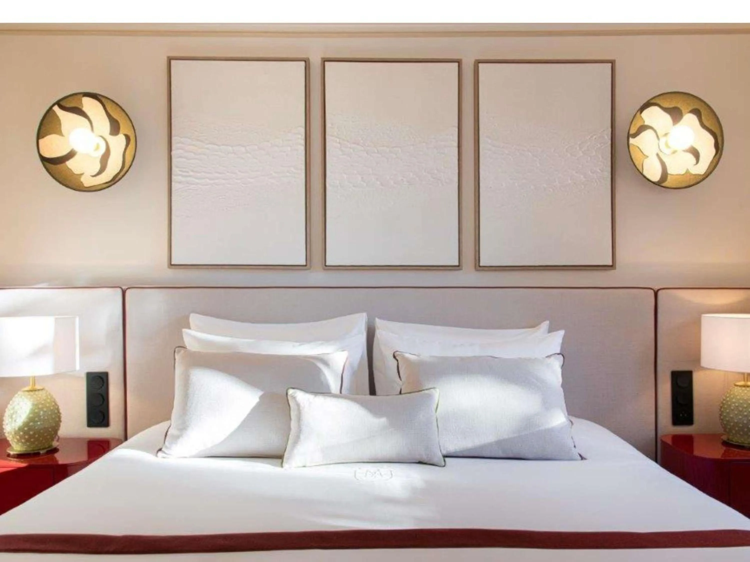 Bedroom, Bed in Grand Hôtel Roi René Aix - MGallery Collection