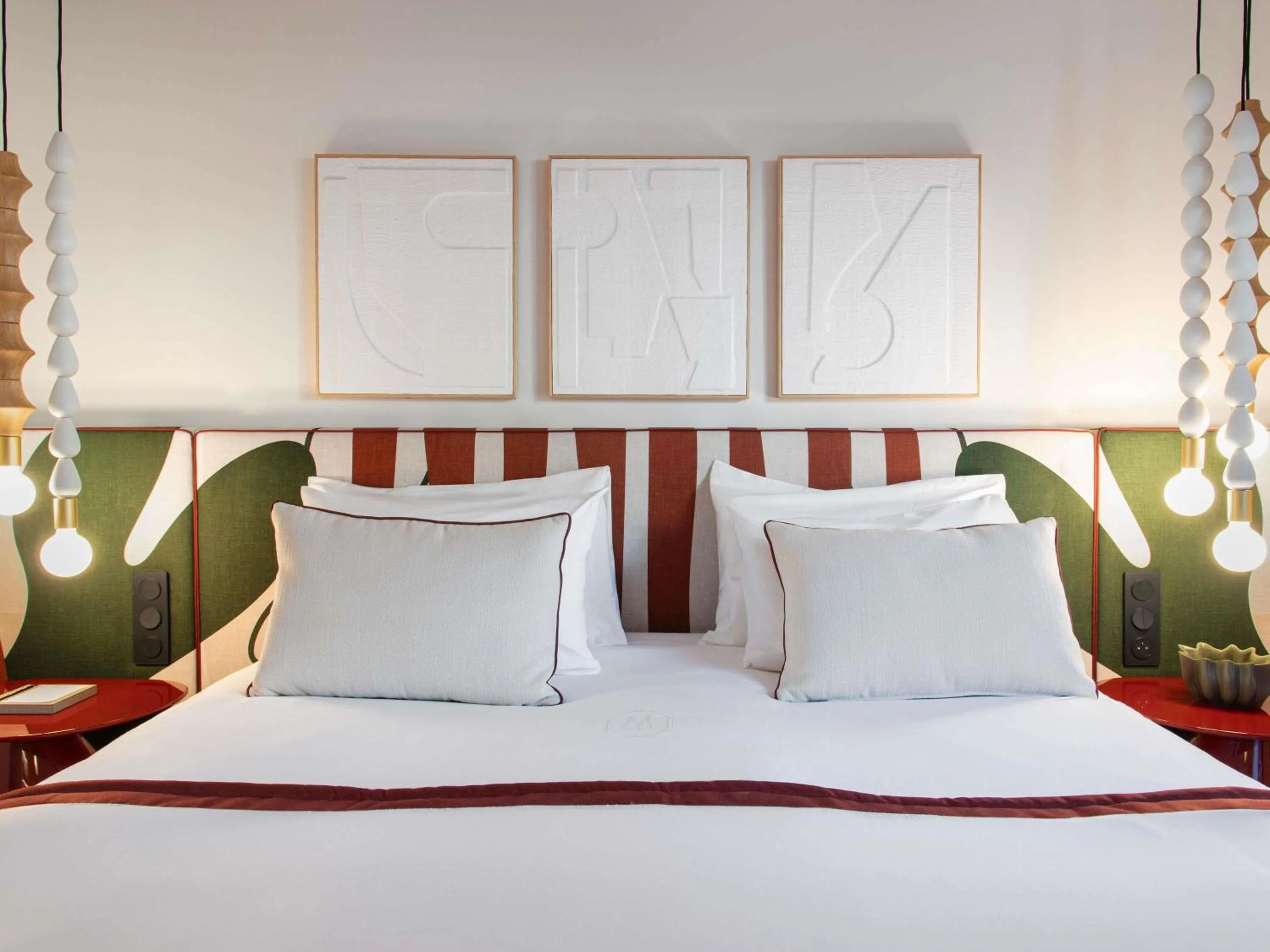 Property building, Bed in Grand Hôtel Roi René Aix - MGallery Collection