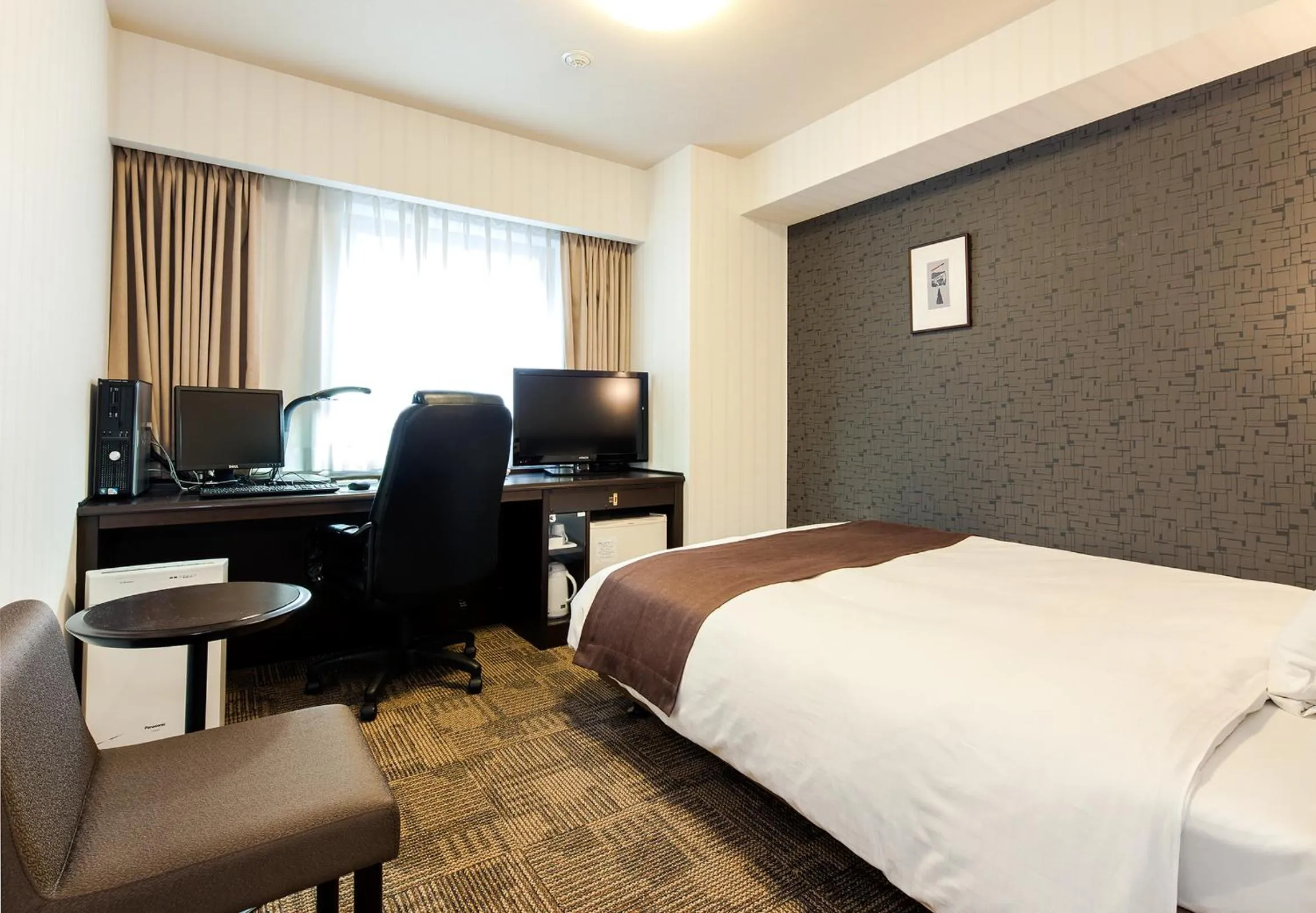 Bed, TV/Entertainment Center in Daiwa Roynet Hotel Kanazawa