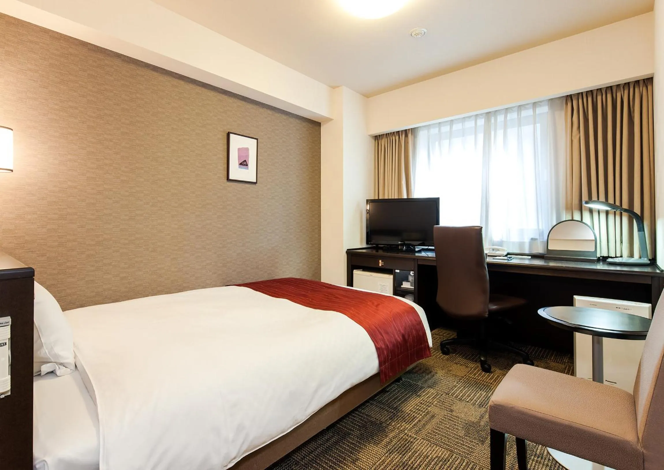 Bed, TV/Entertainment Center in Daiwa Roynet Hotel Kanazawa