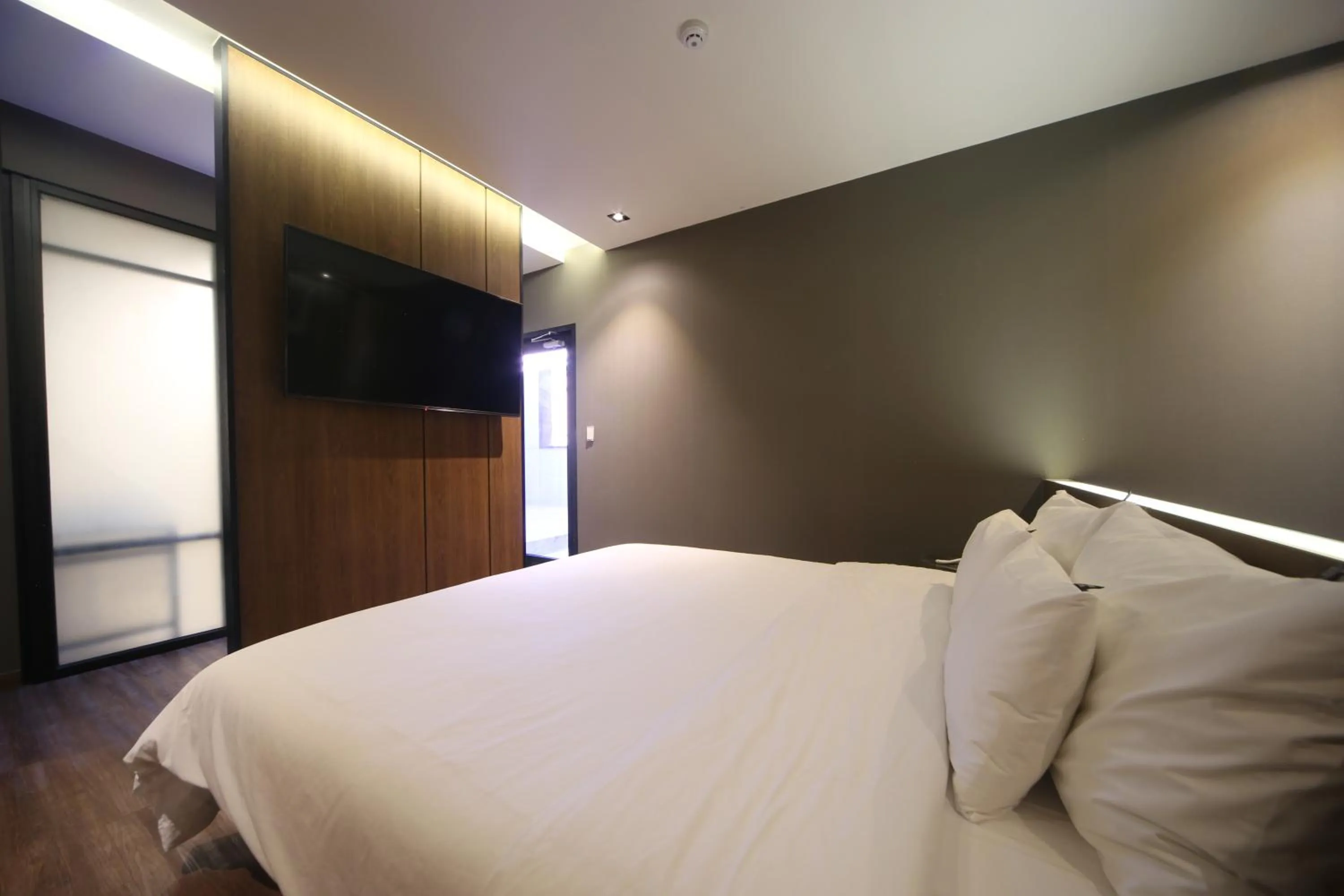 Bed in Beomil Brown Dot Hotel