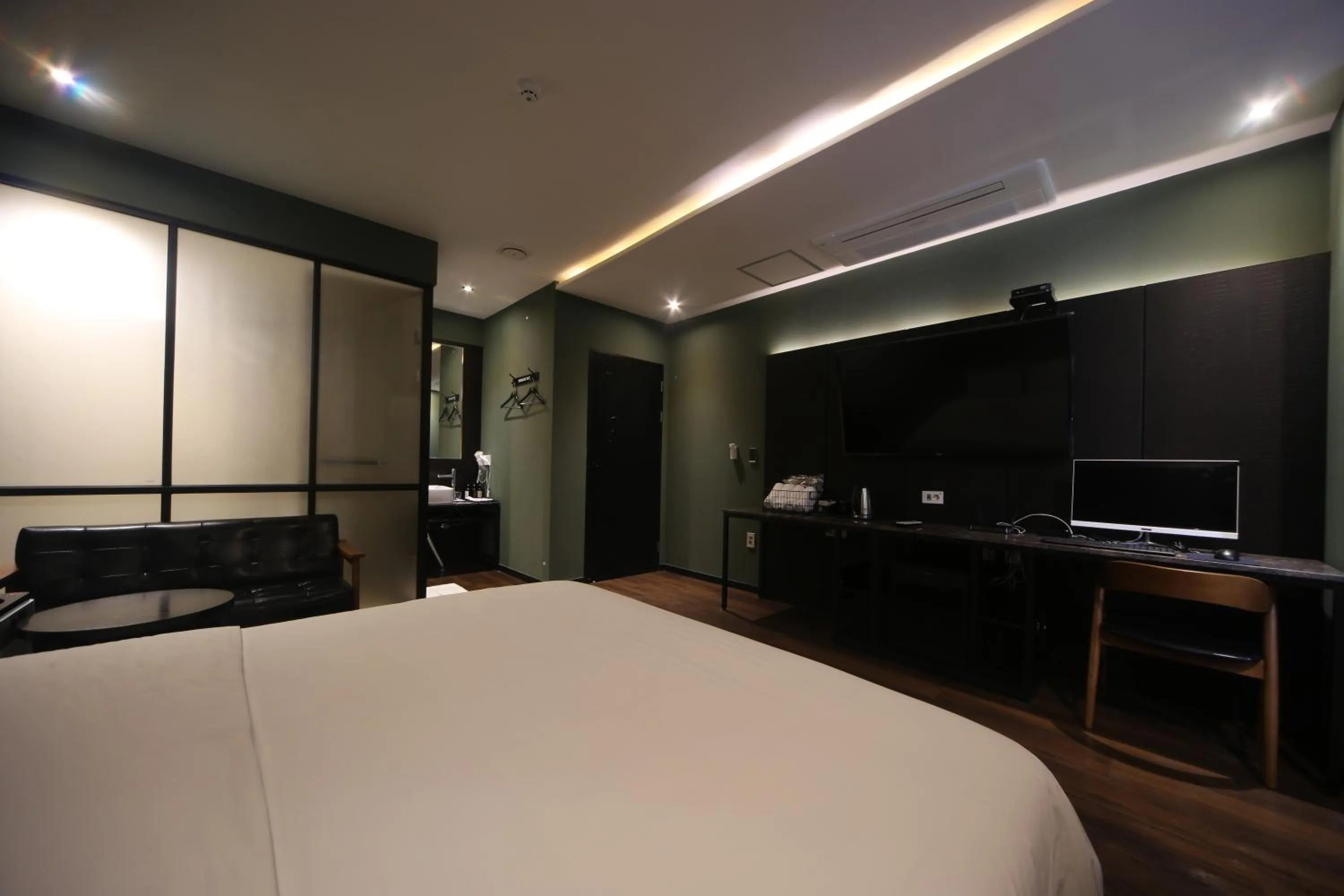Photo of the whole room, Bed in Beomil Brown Dot Hotel