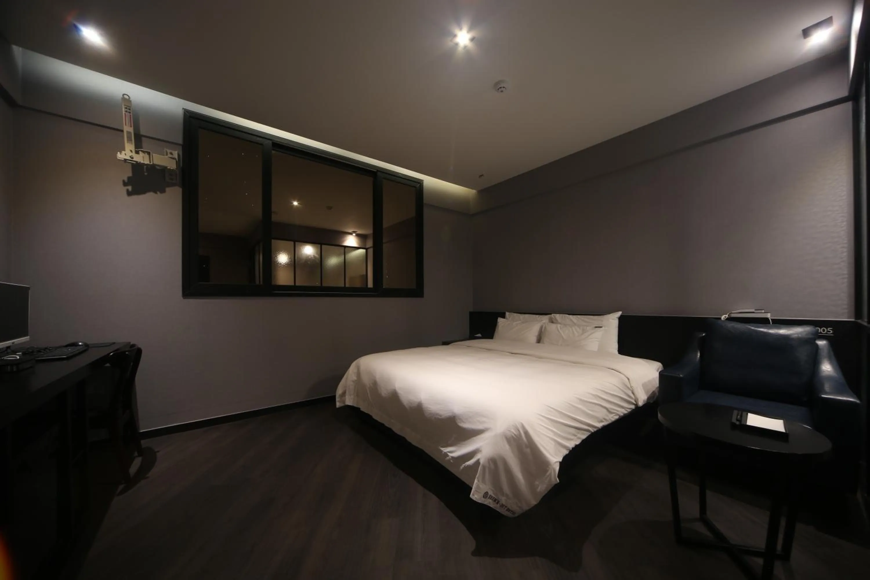 Bedroom, Bed in Beomil Brown Dot Hotel