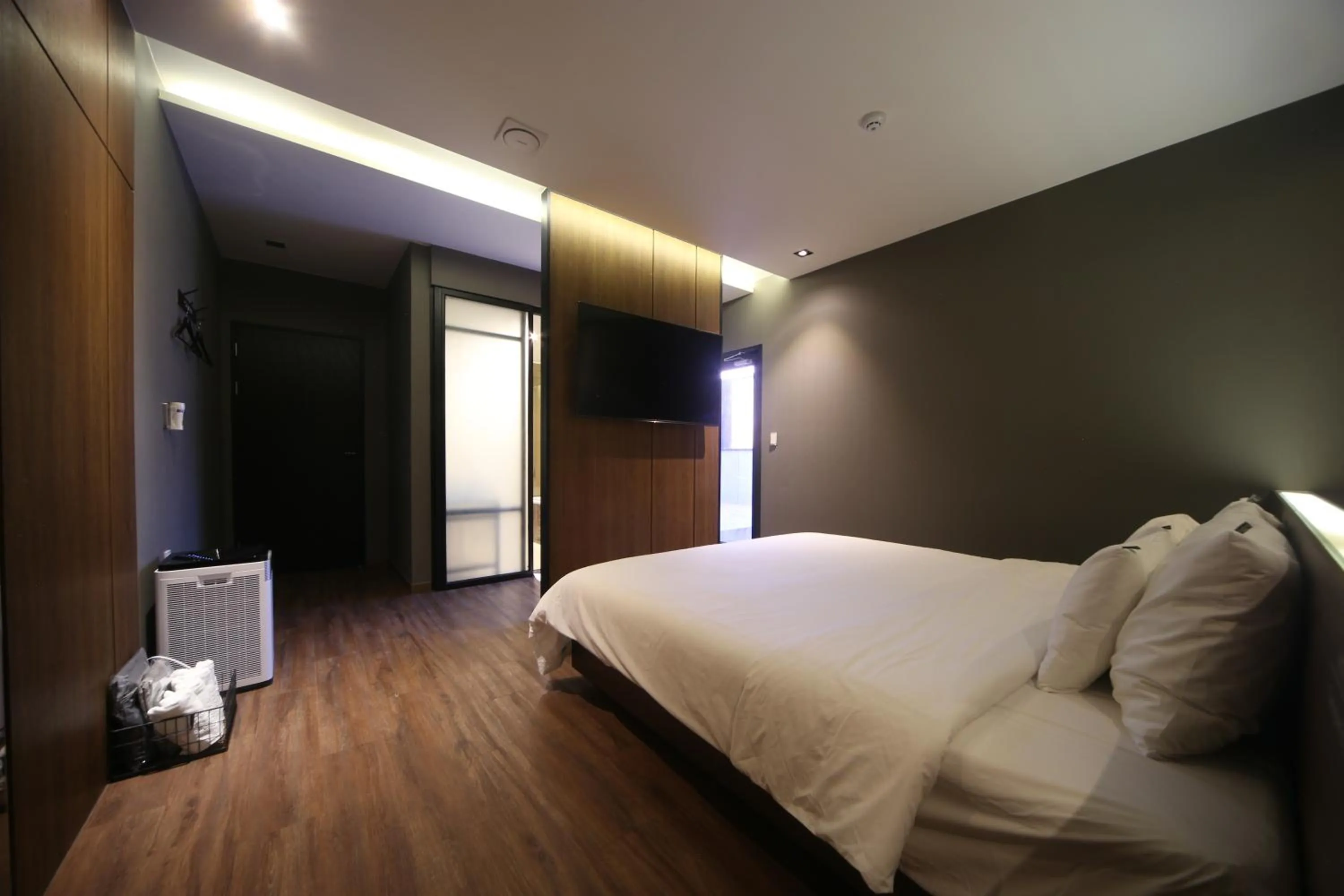 Photo of the whole room, Bed in Beomil Brown Dot Hotel