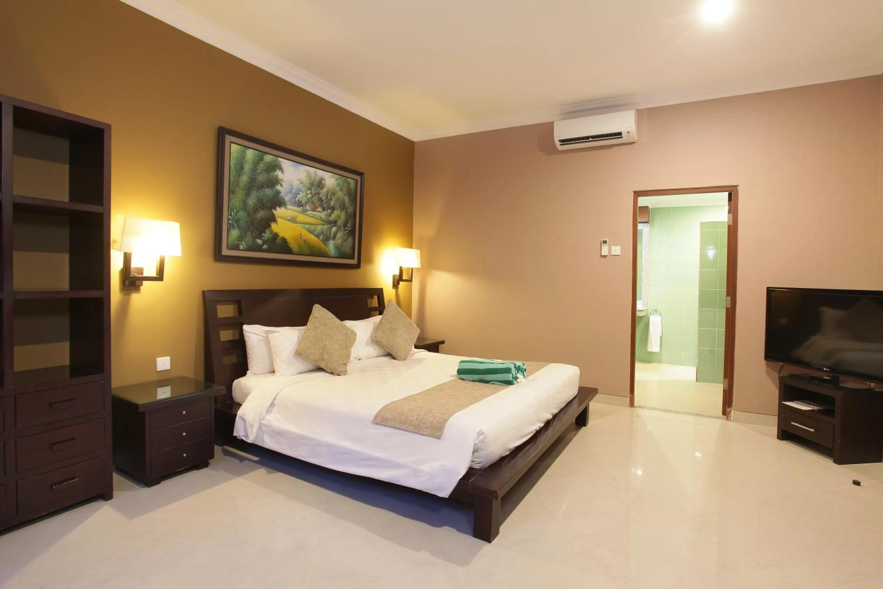 Bedroom, Bed in Peninsula Beach Resort