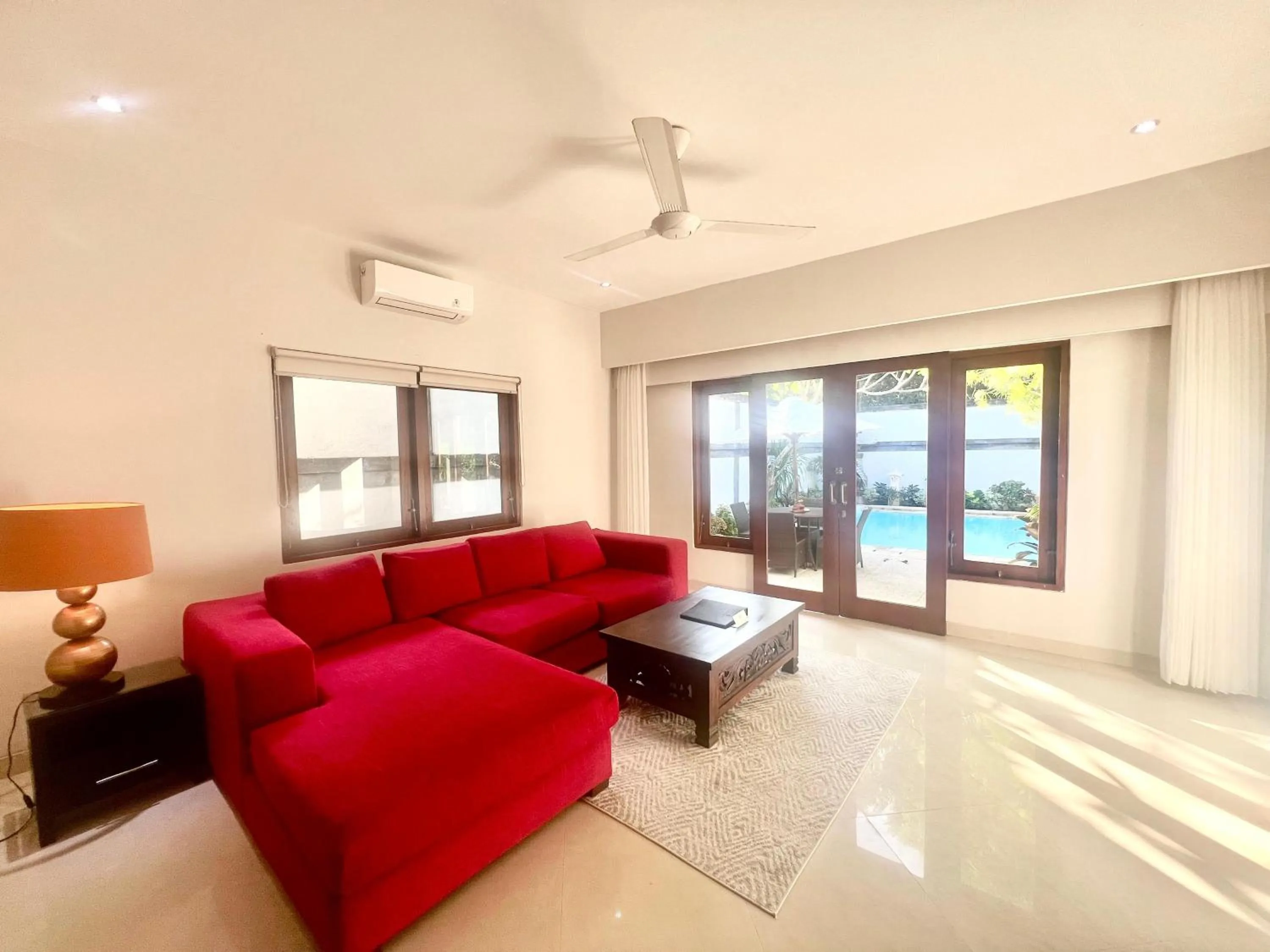 Living room in Peninsula Beach Resort