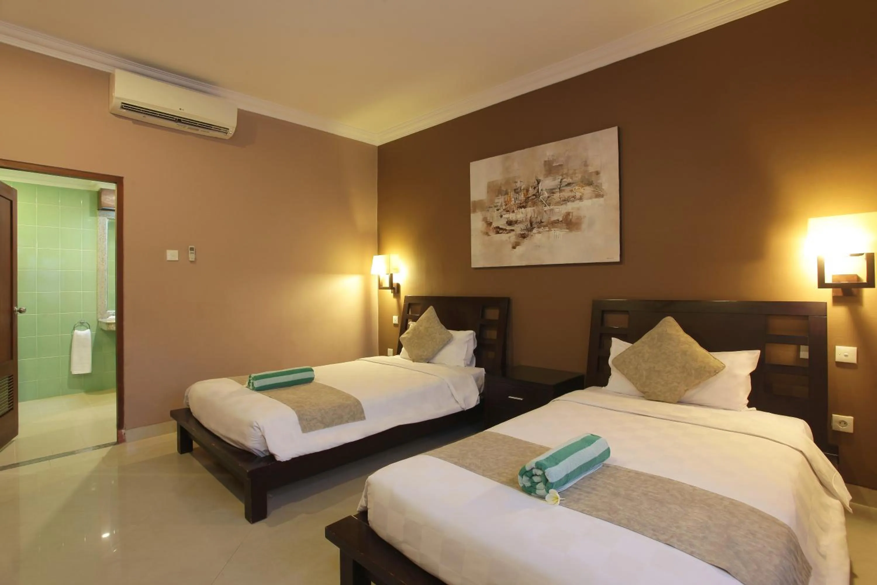 Bedroom, Bed in Peninsula Beach Resort