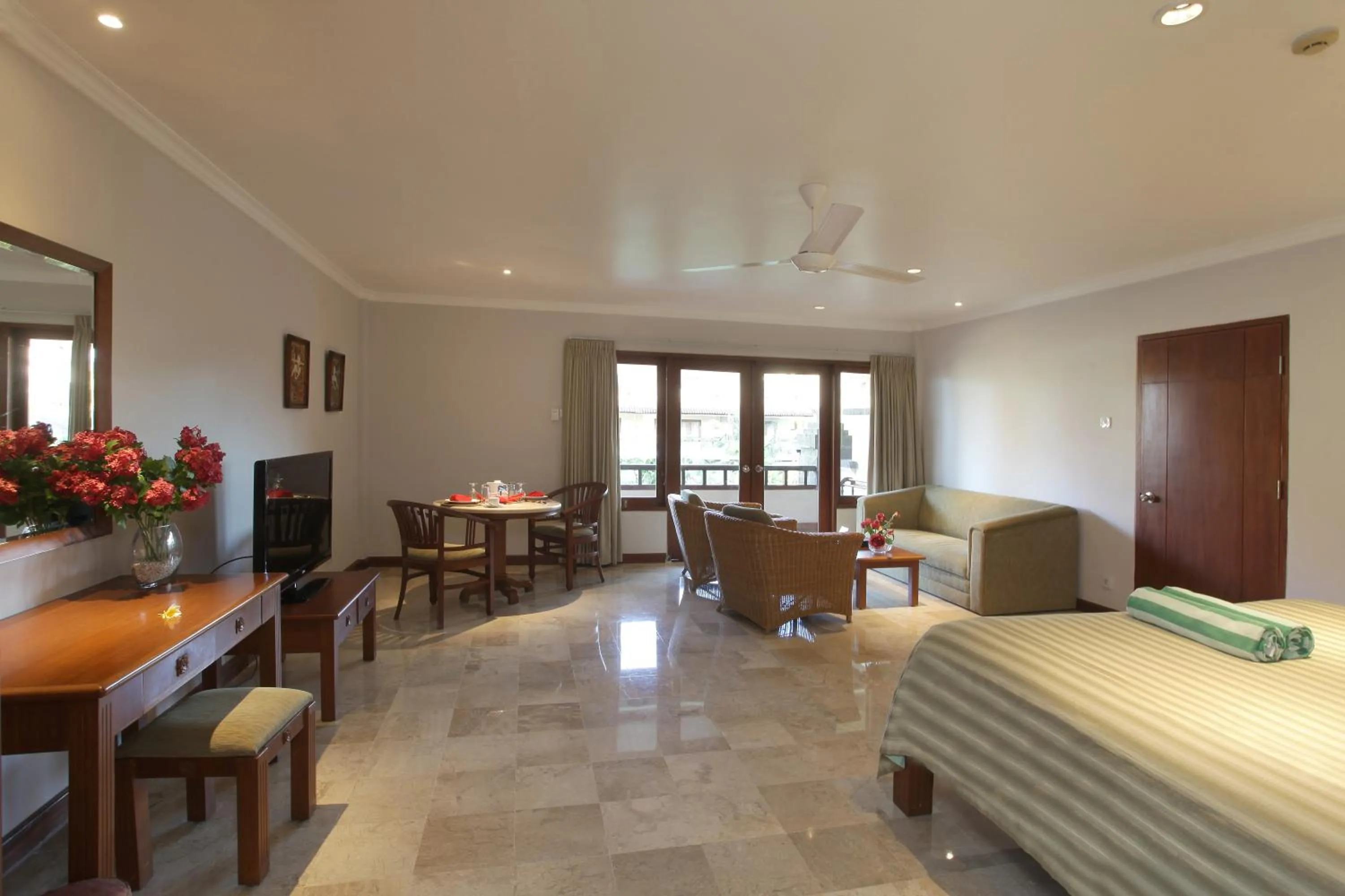 Seating area in Peninsula Beach Resort