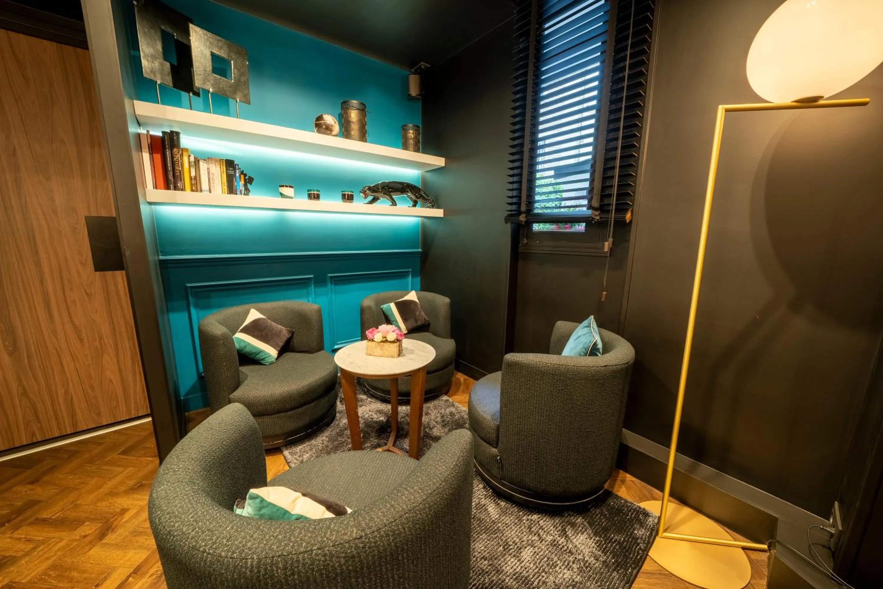 Seating area in Hotel Villa Nicolo - Tour Eiffel