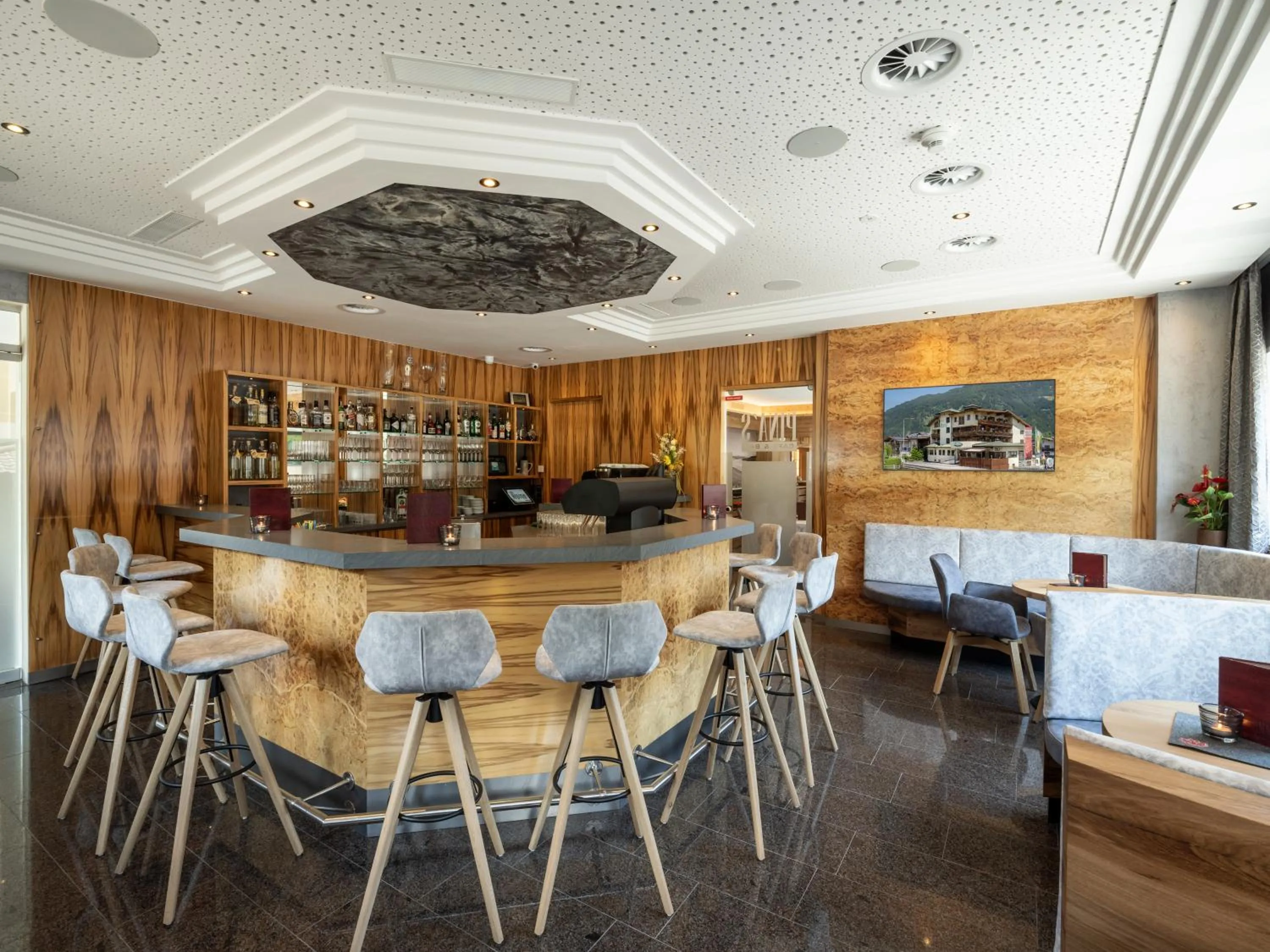 Lounge or bar in Hotel Alpina