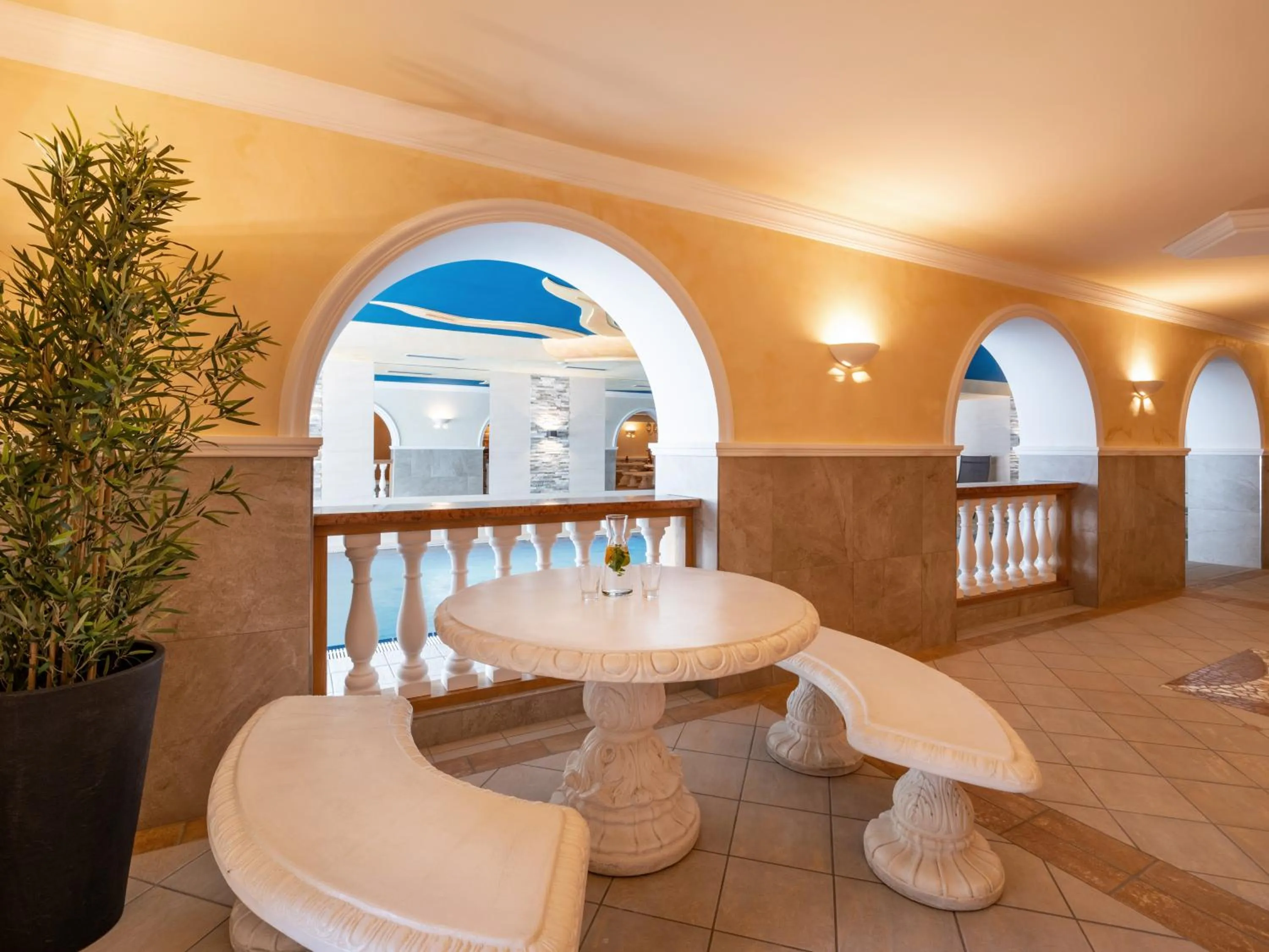 Swimming pool in Hotel Alpina