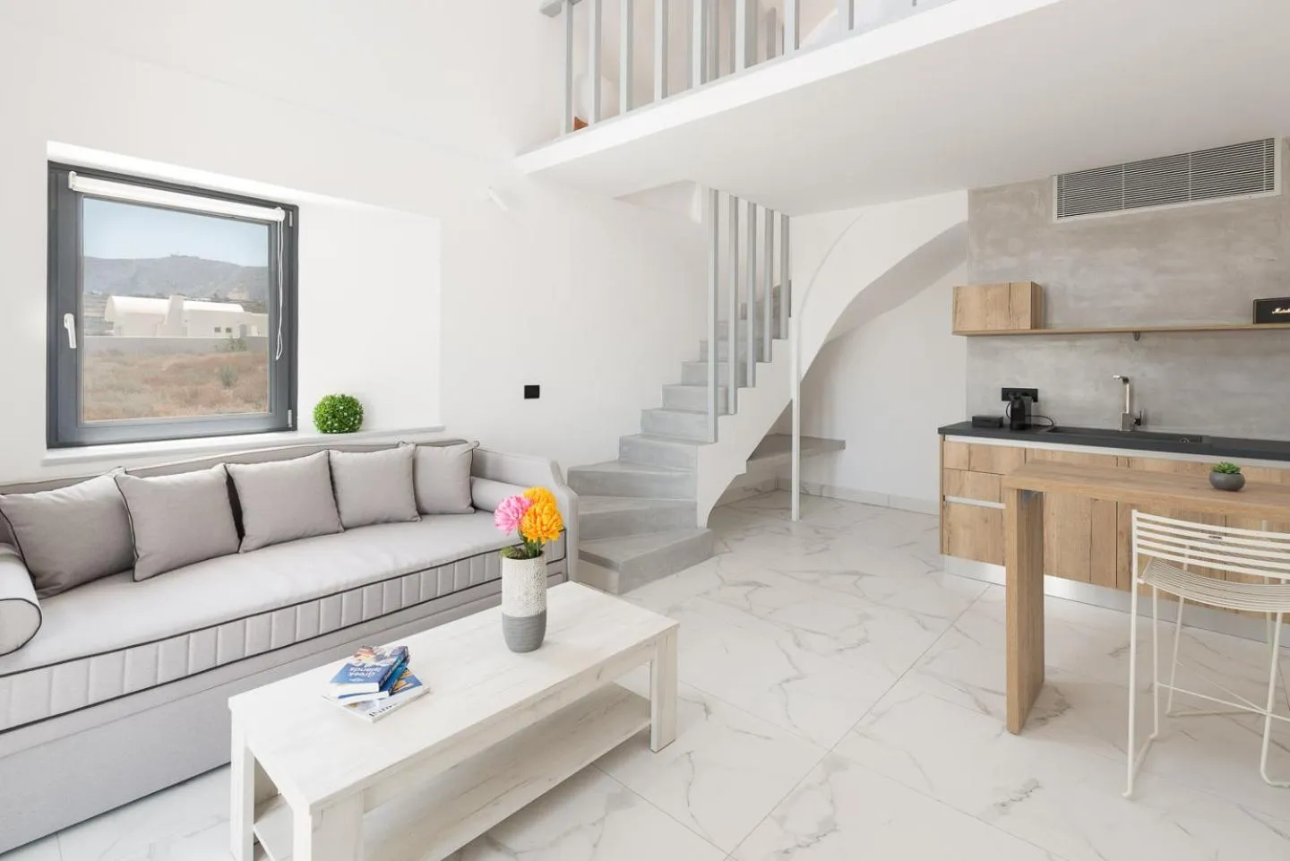 Kitchen or kitchenette in Karat Suites