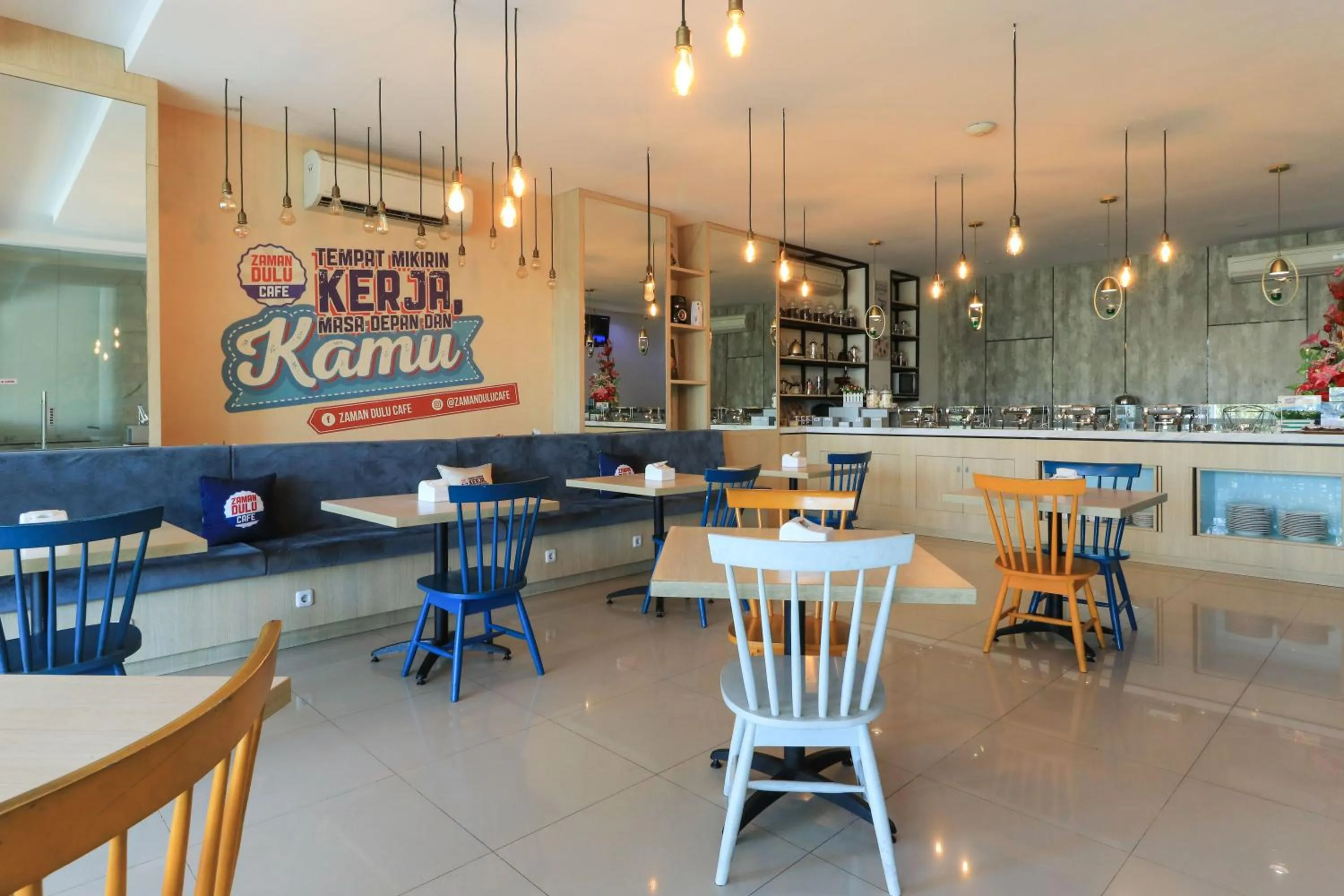 Restaurant/places to eat in Hotel Berlian International