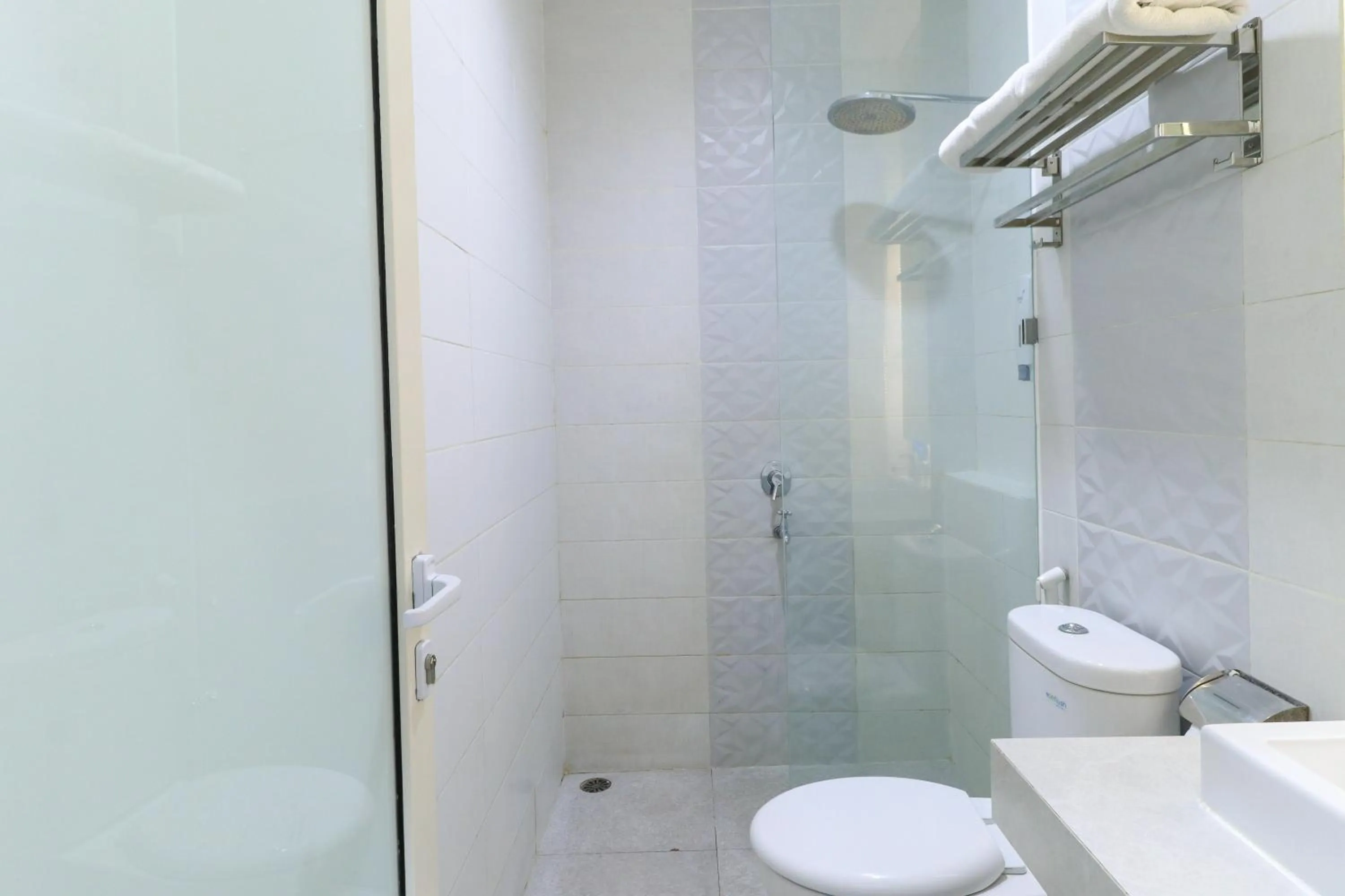 Bathroom in Hotel Berlian International