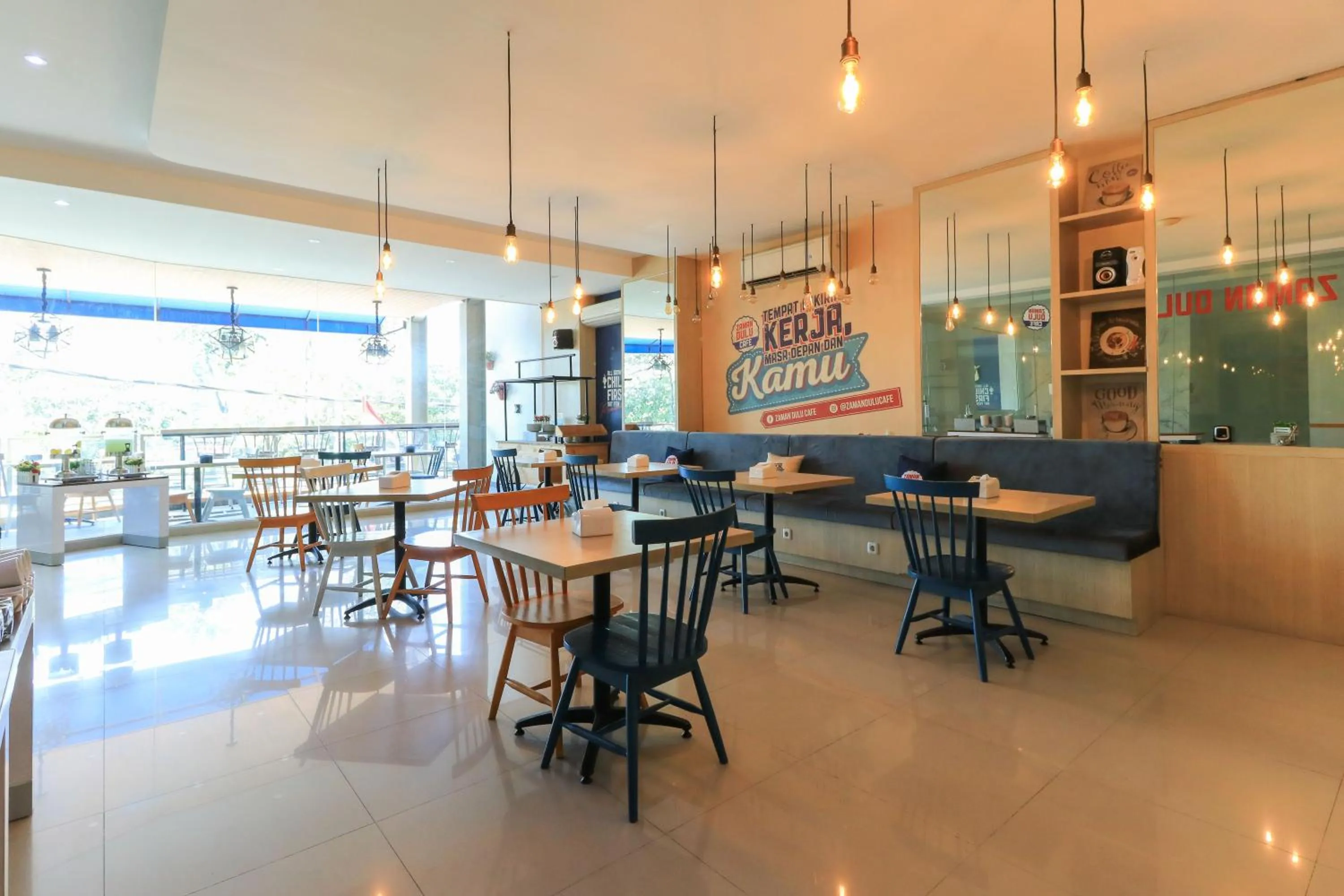 Restaurant/places to eat in Hotel Berlian International