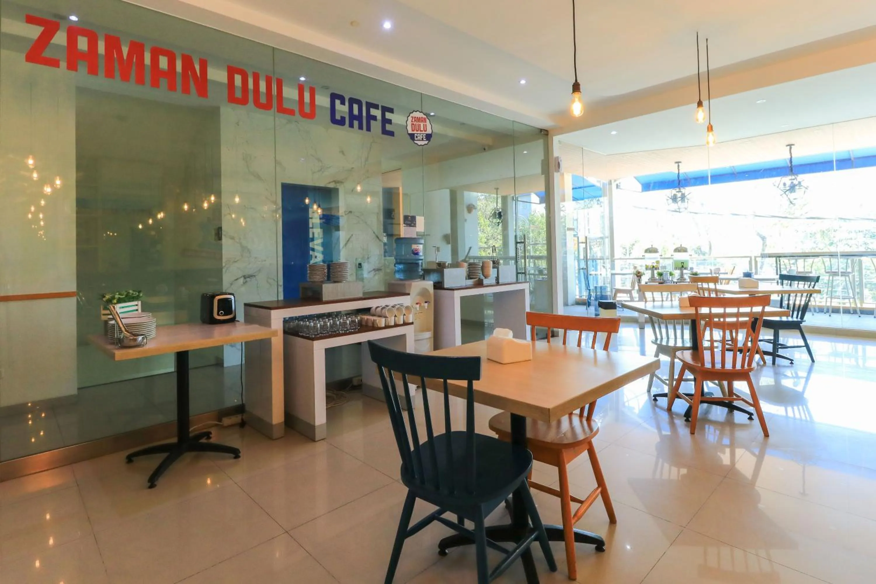 Restaurant/places to eat in Hotel Berlian International