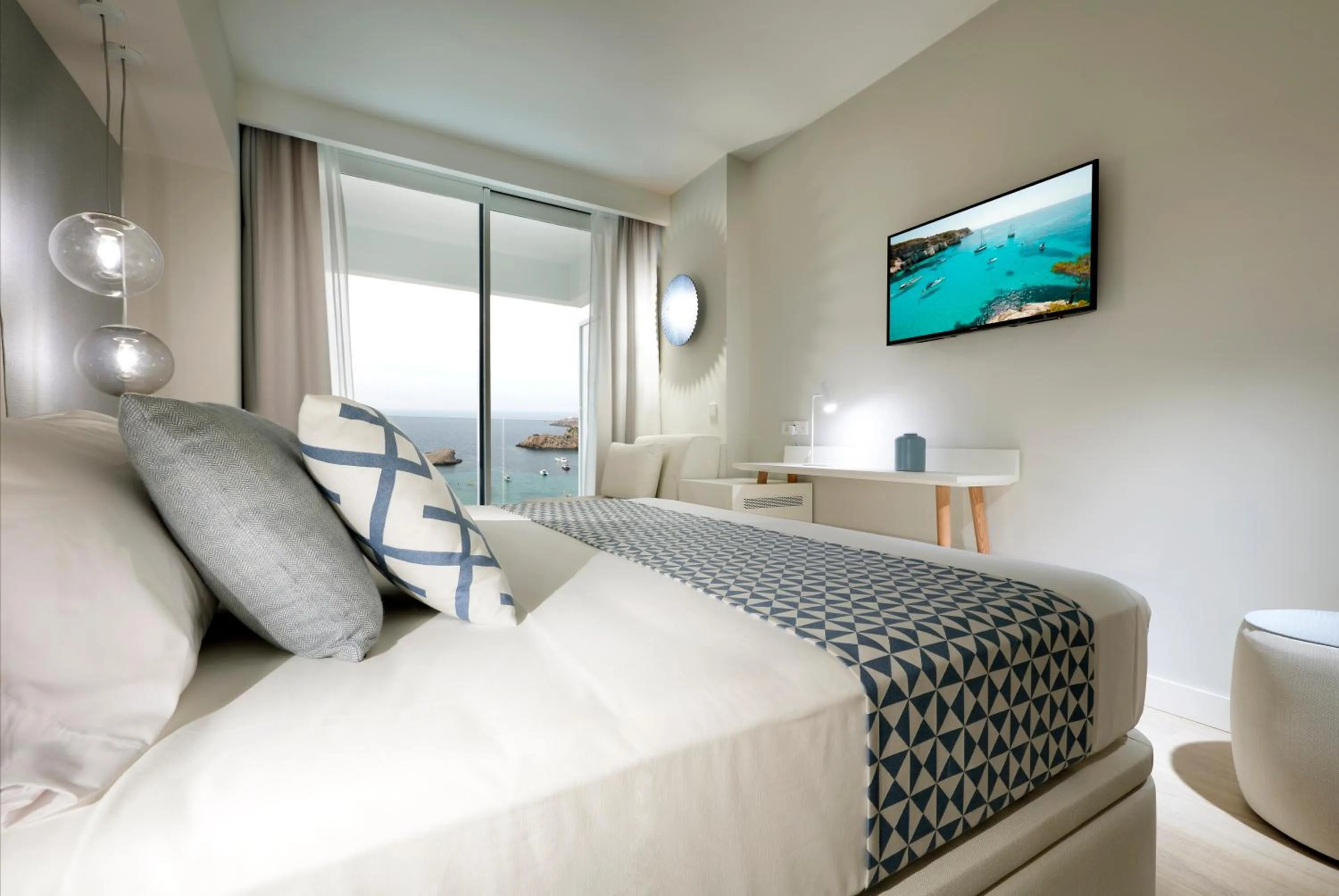 View (from property/room), Bed in Palladium Hotel Menorca