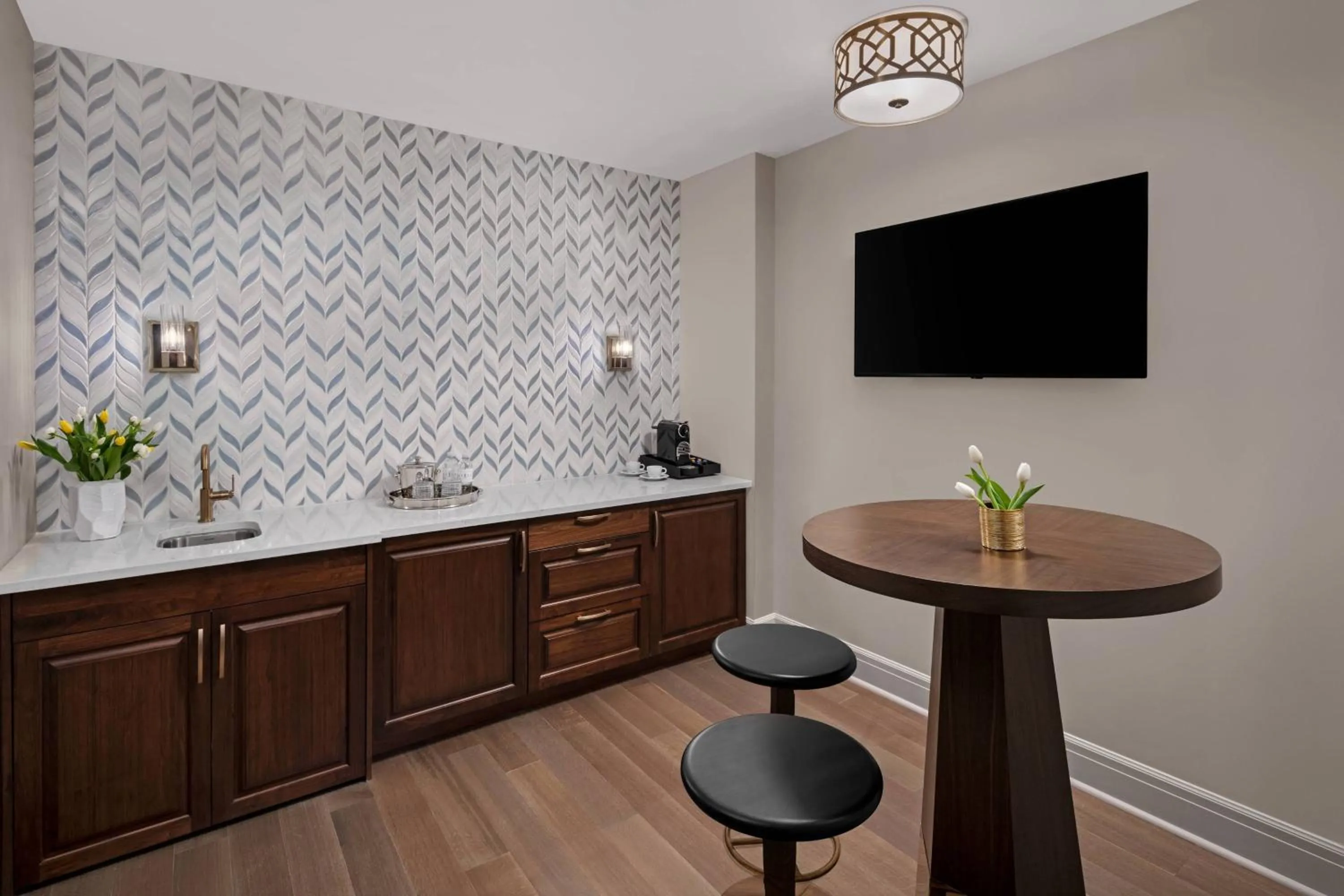 Lounge or bar in The Lytle Park Hotel, Autograph Collection