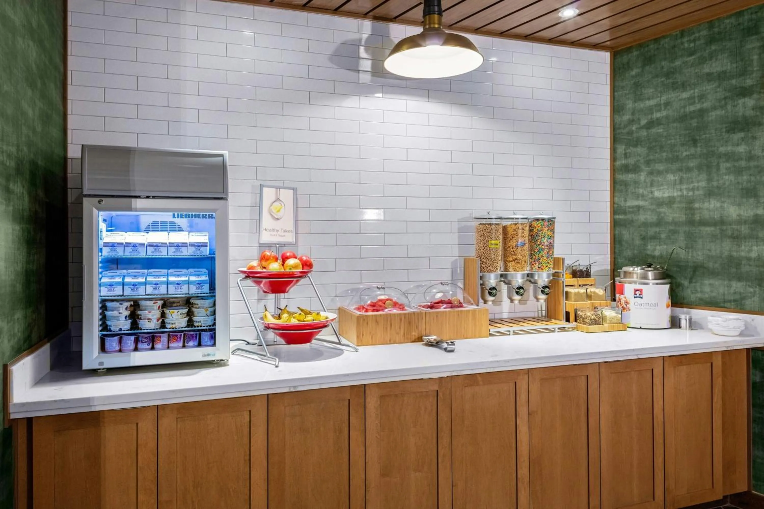 Breakfast in Fairfield Inn & Suites by Marriott Queensbury Glens Falls/Lake George