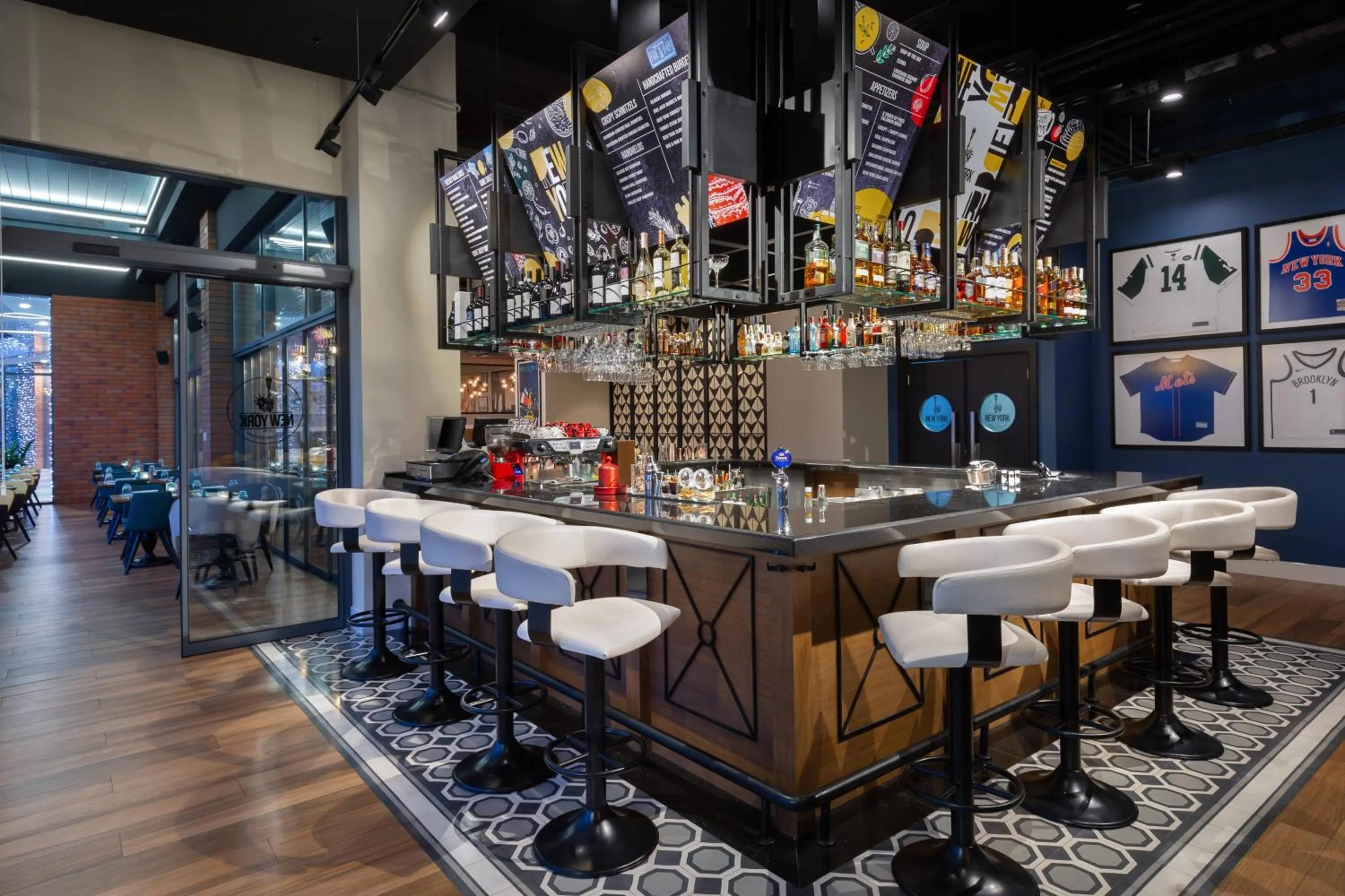 Lounge or bar in Courtyard by Marriott Chisinau