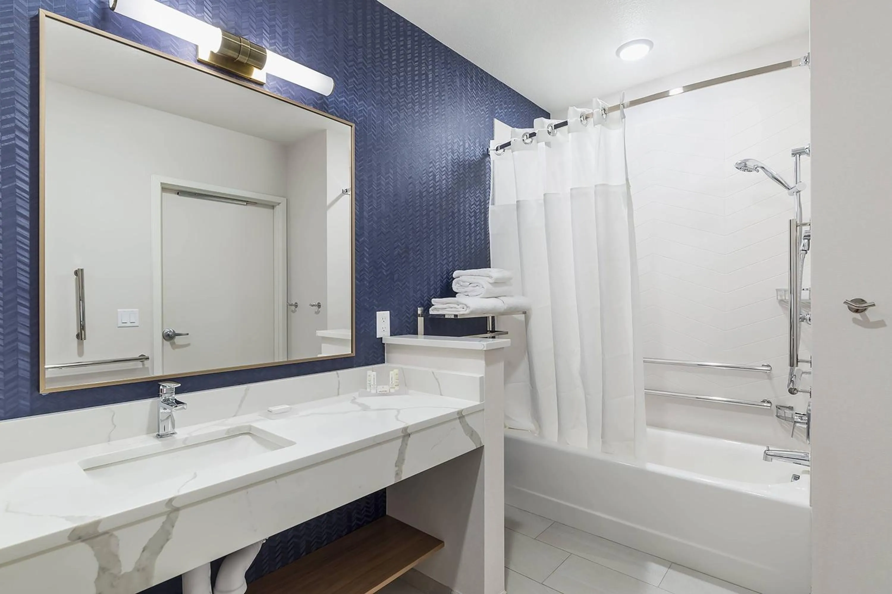 Bathroom in Fairfield Inn & Suites by Marriott Minneapolis North/Blaine