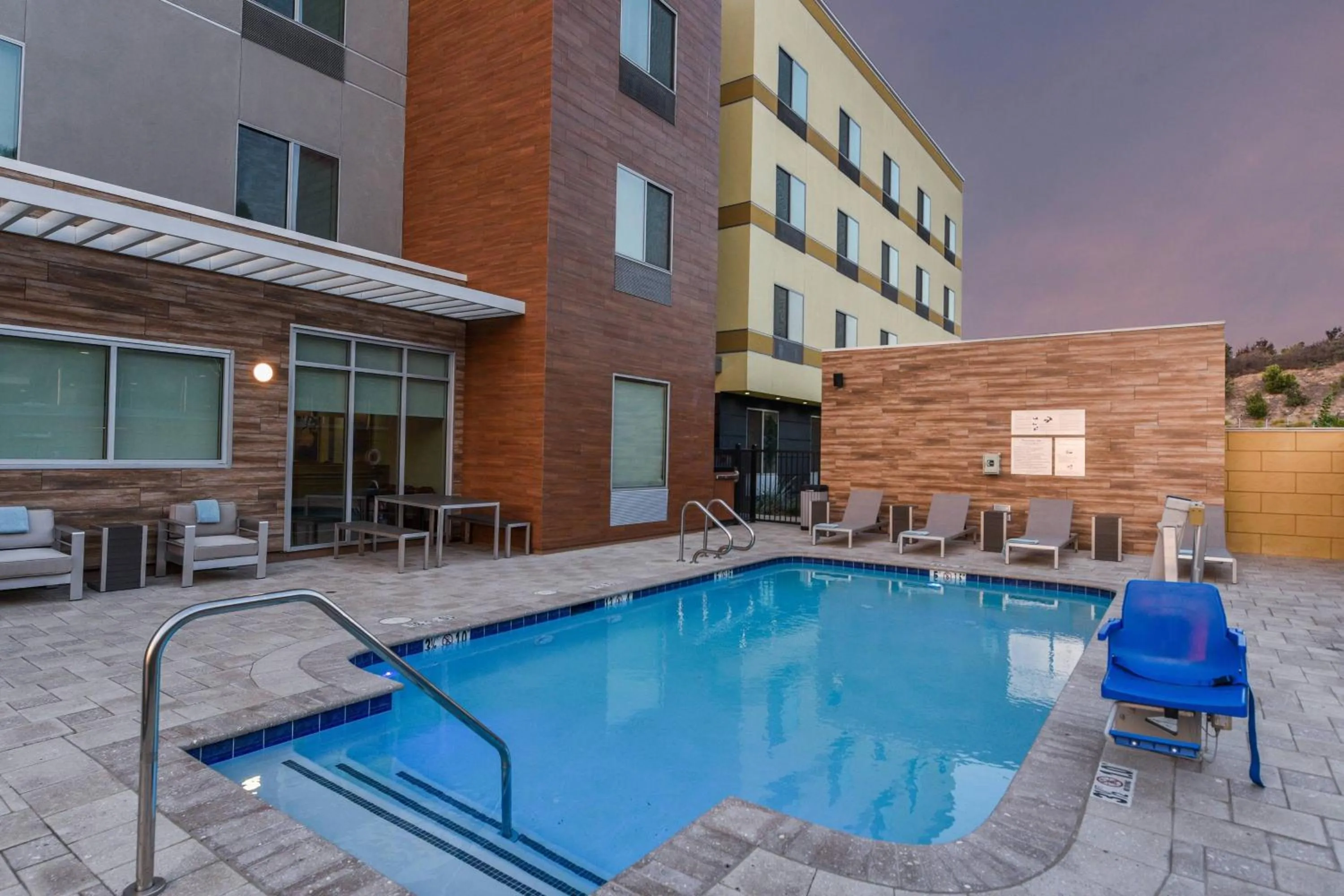 Swimming pool in Fairfield Inn & Suites by Marriott Moorpark Ventura County