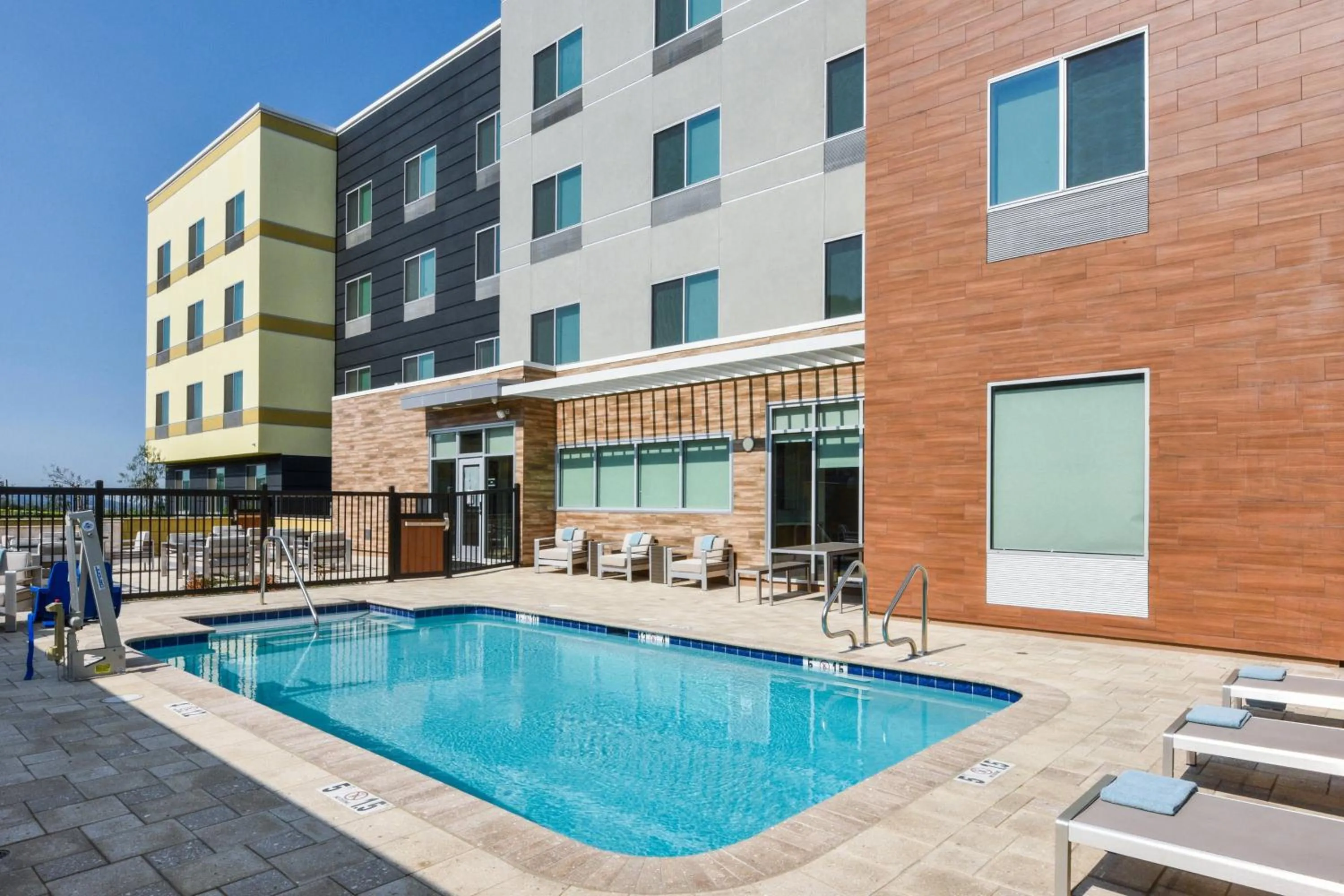 Swimming pool in Fairfield Inn & Suites by Marriott Moorpark Ventura County