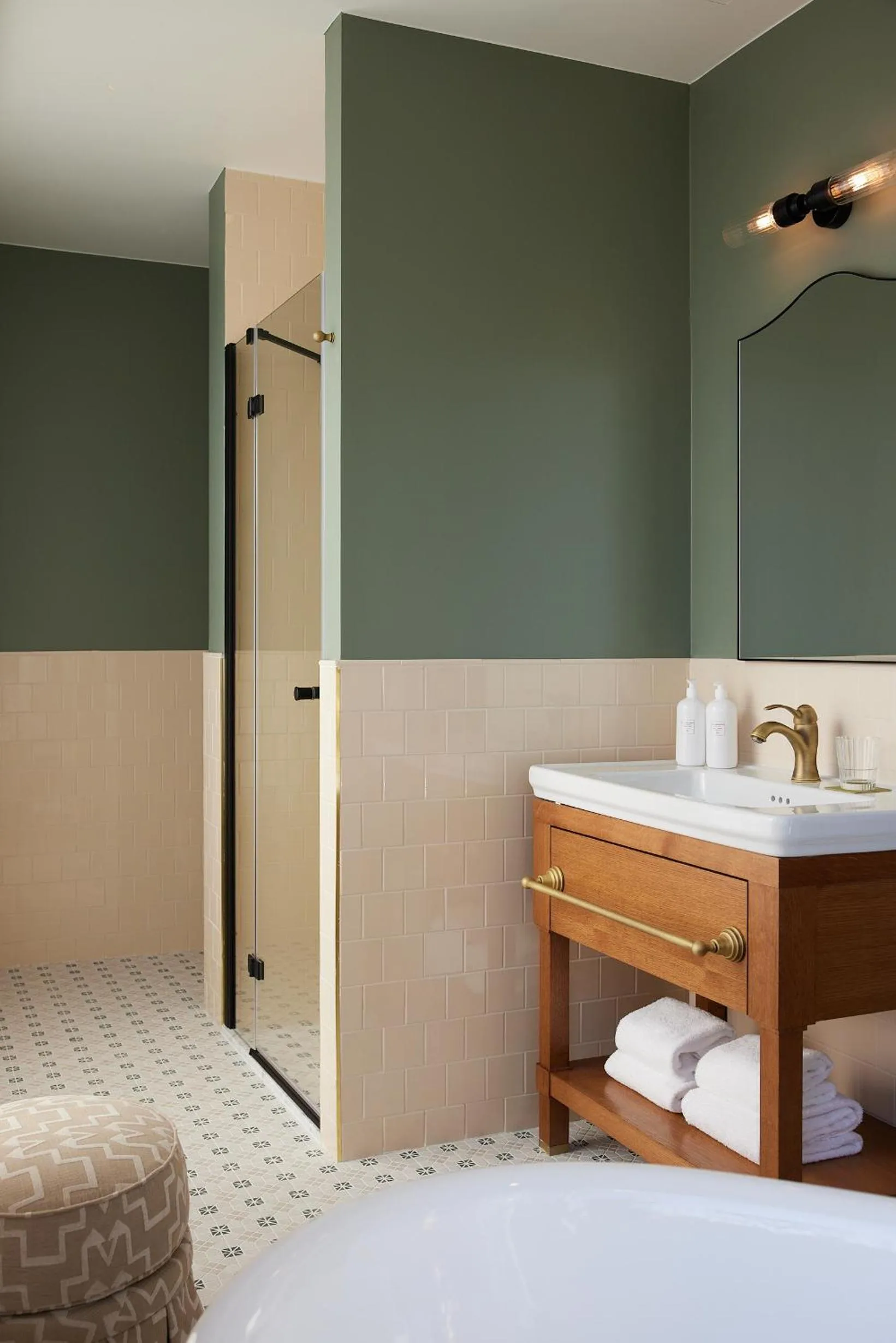 Bathroom, Bed in Hôtel Noucha