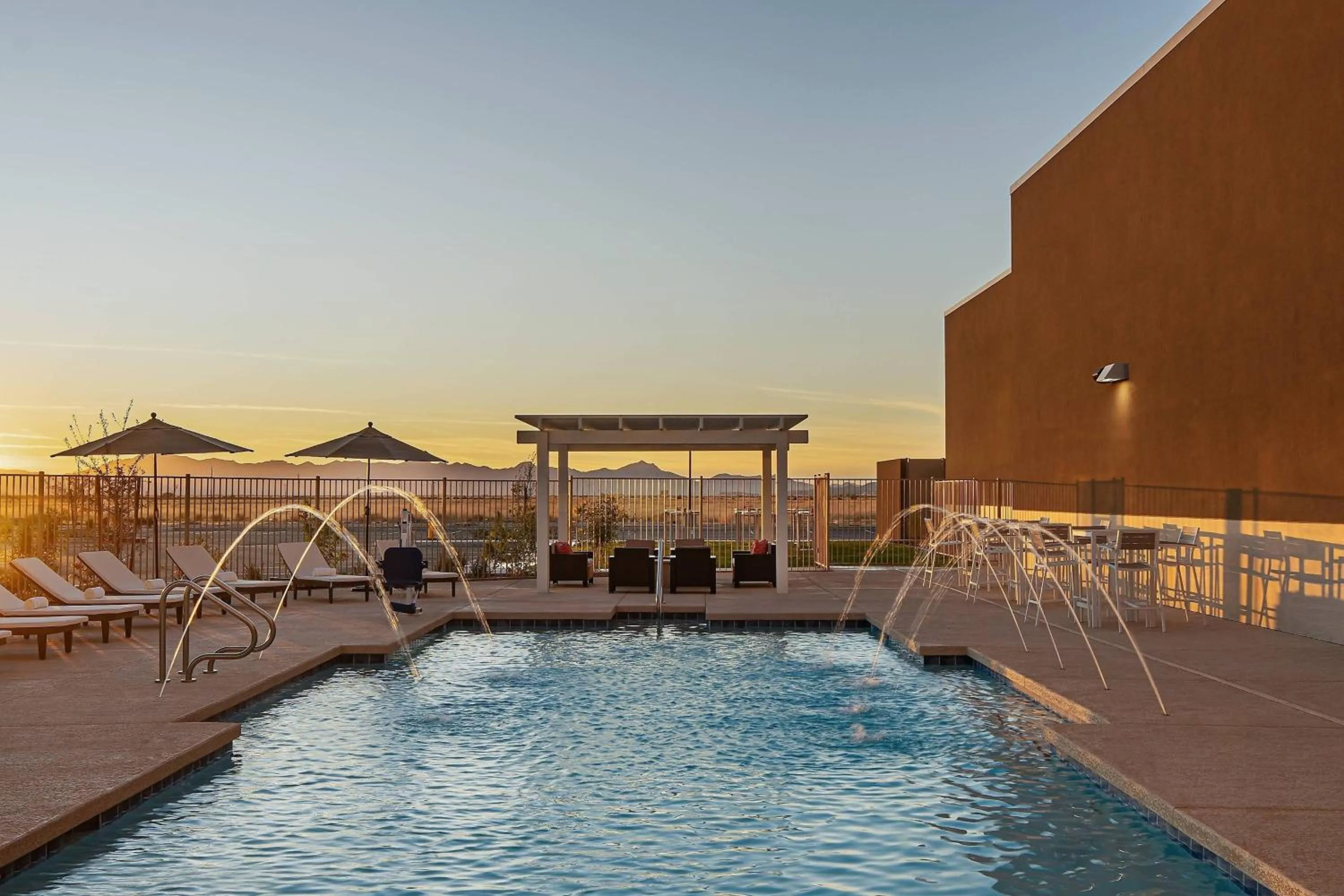 Swimming pool in Marriott Phoenix Chandler