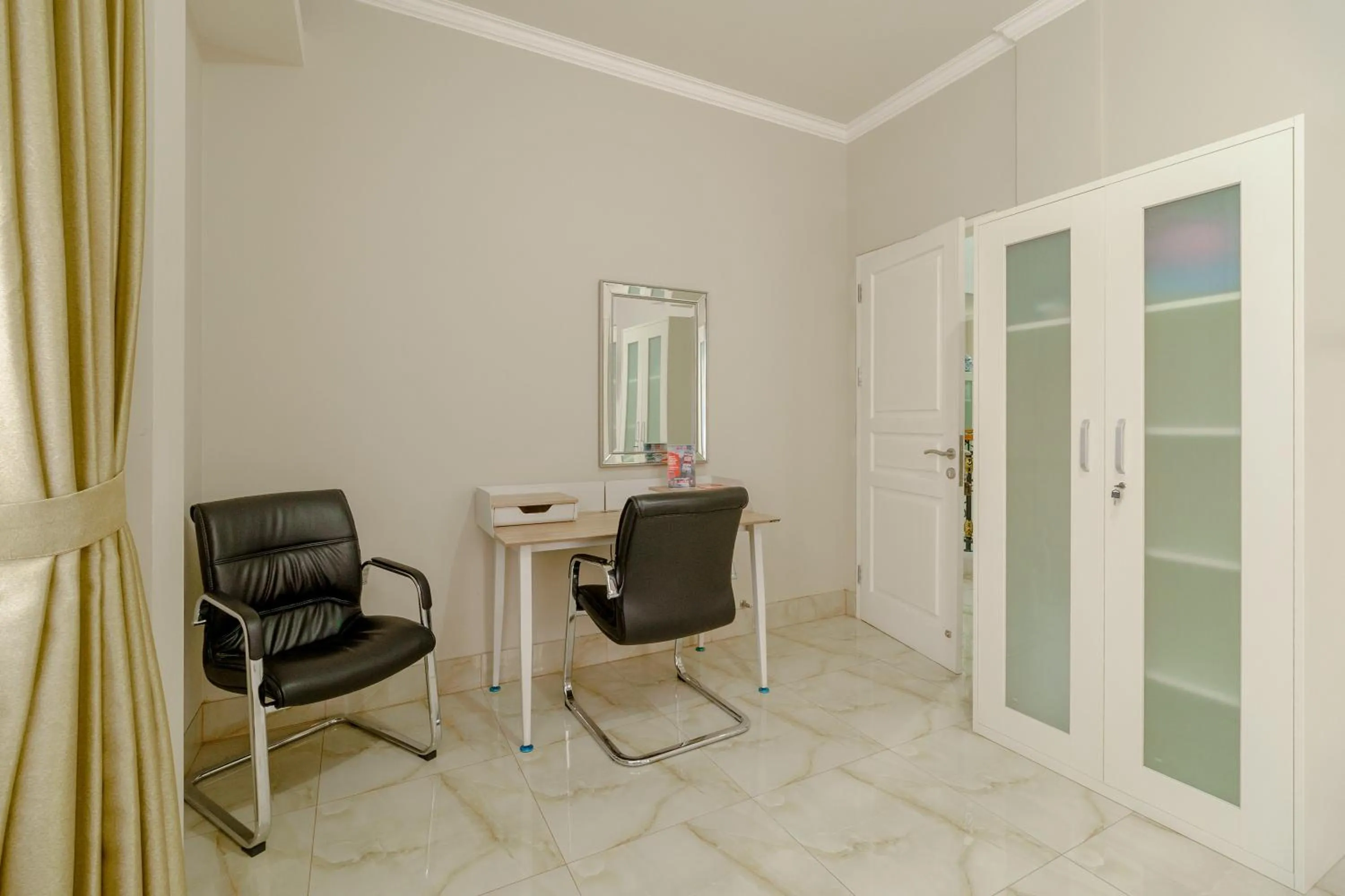 Seating area in RedDoorz near Taman Makam Pahlawan Cikutra