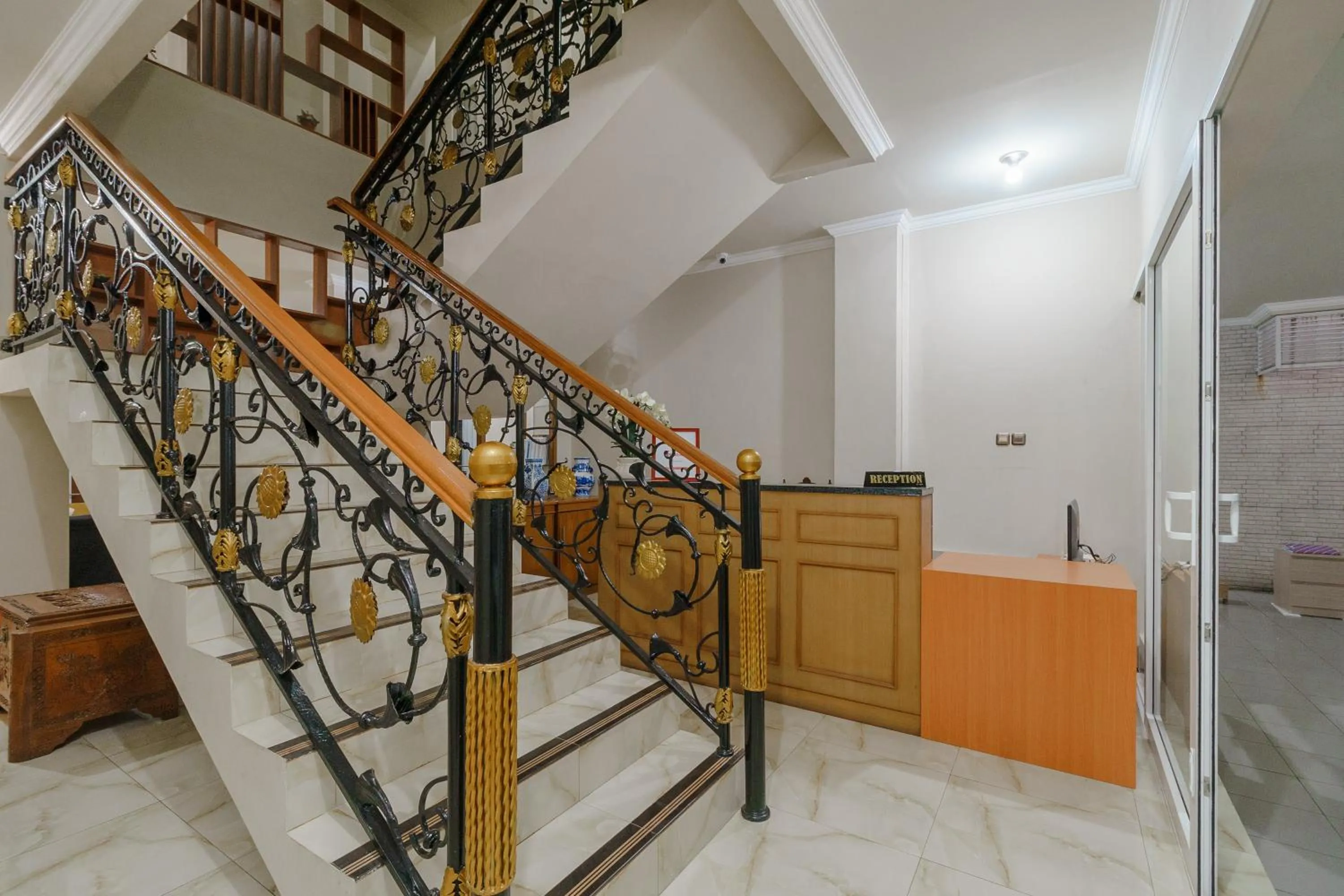 Lobby or reception in RedDoorz near Taman Makam Pahlawan Cikutra