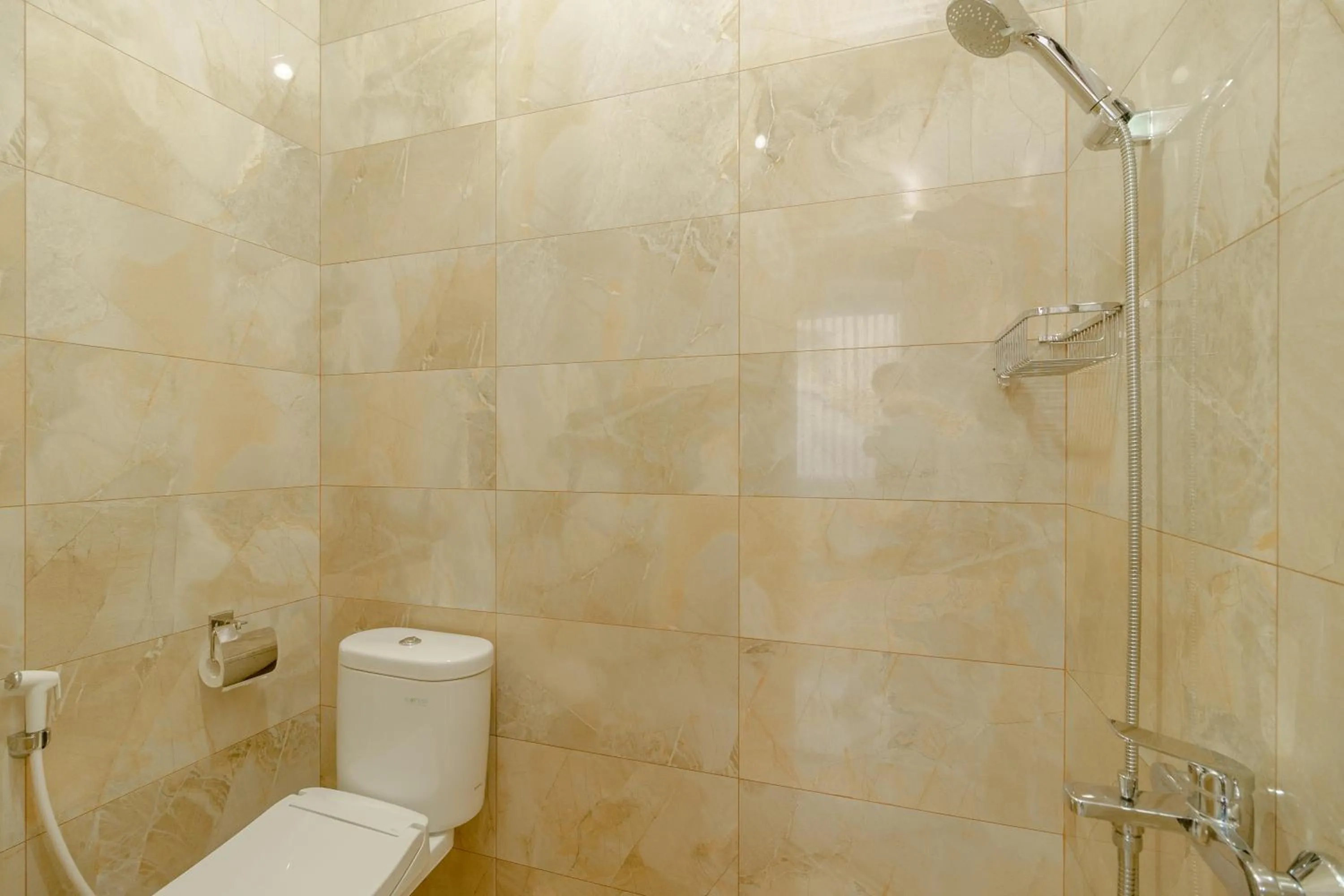 Shower in RedDoorz near Taman Makam Pahlawan Cikutra