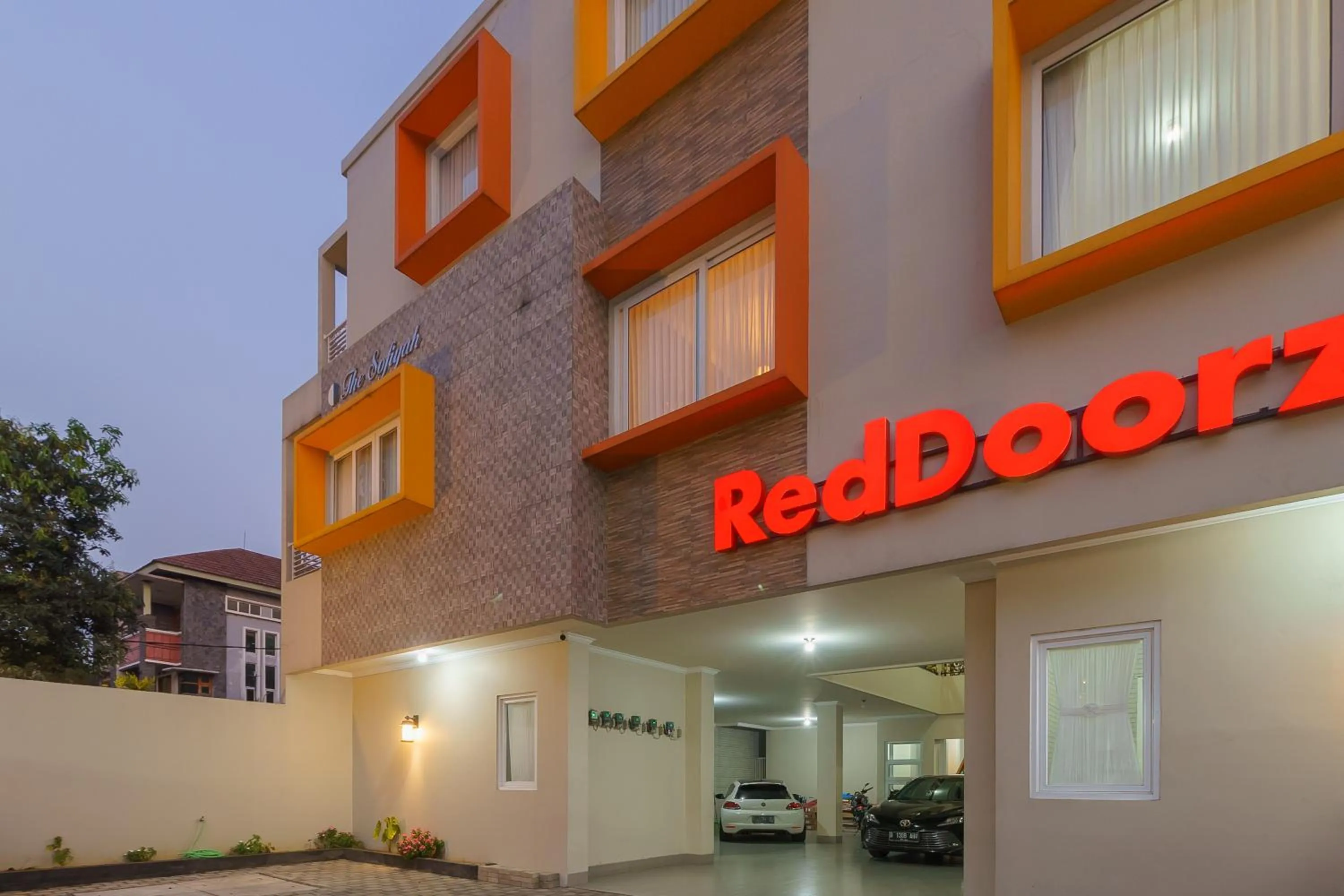 Property building in RedDoorz near Taman Makam Pahlawan Cikutra