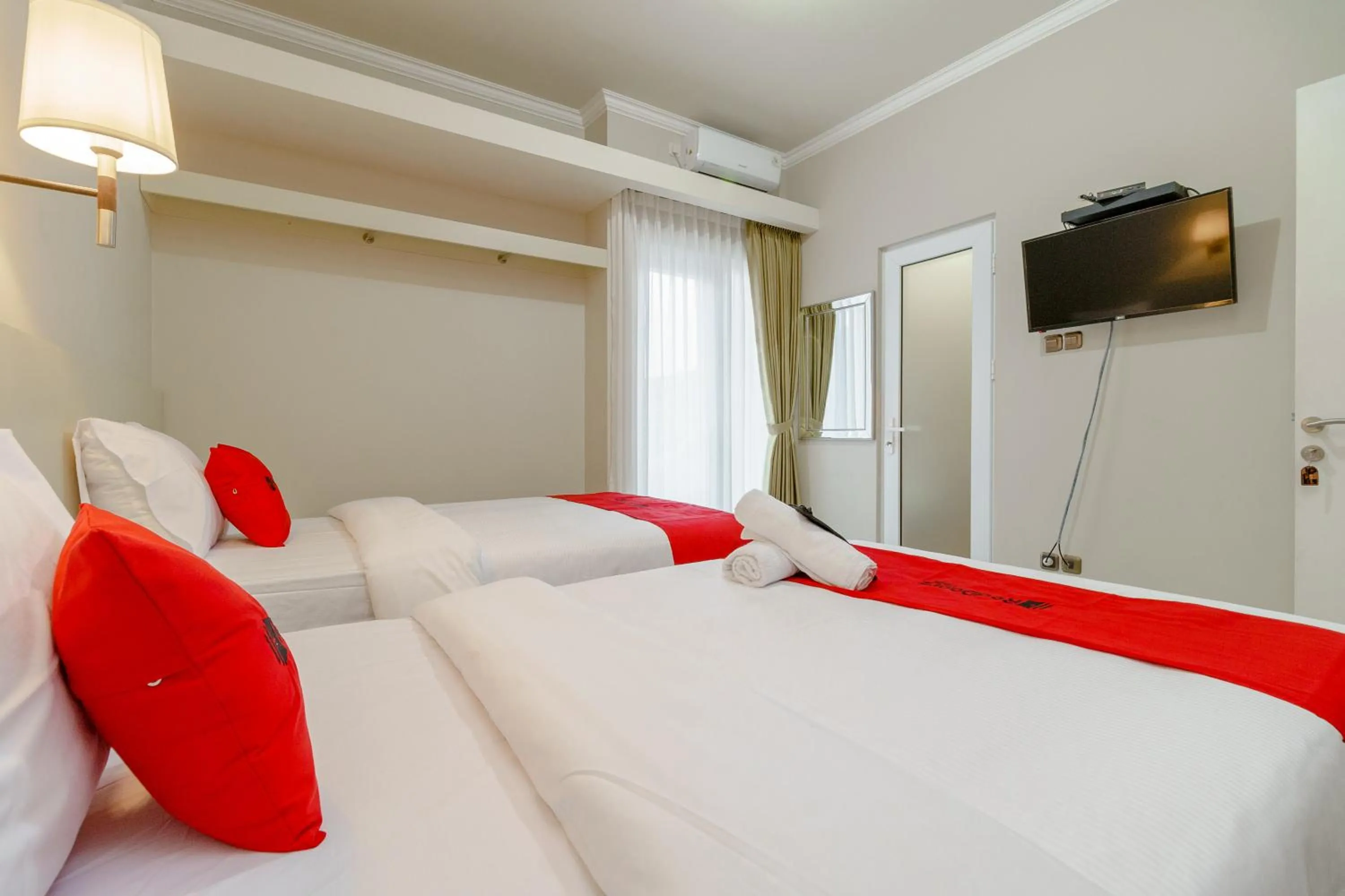 Bed in RedDoorz near Taman Makam Pahlawan Cikutra