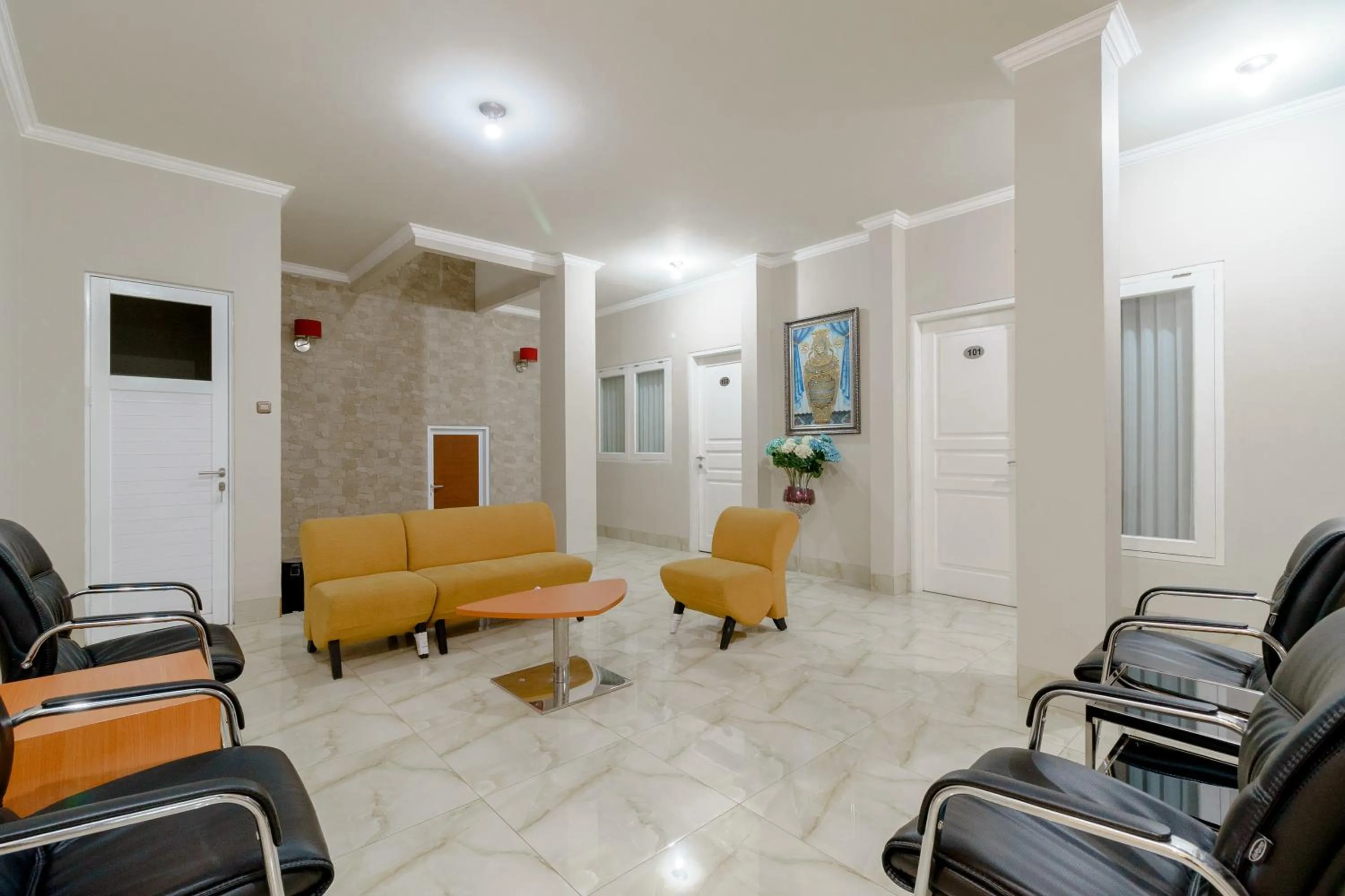 Lobby or reception in RedDoorz near Taman Makam Pahlawan Cikutra