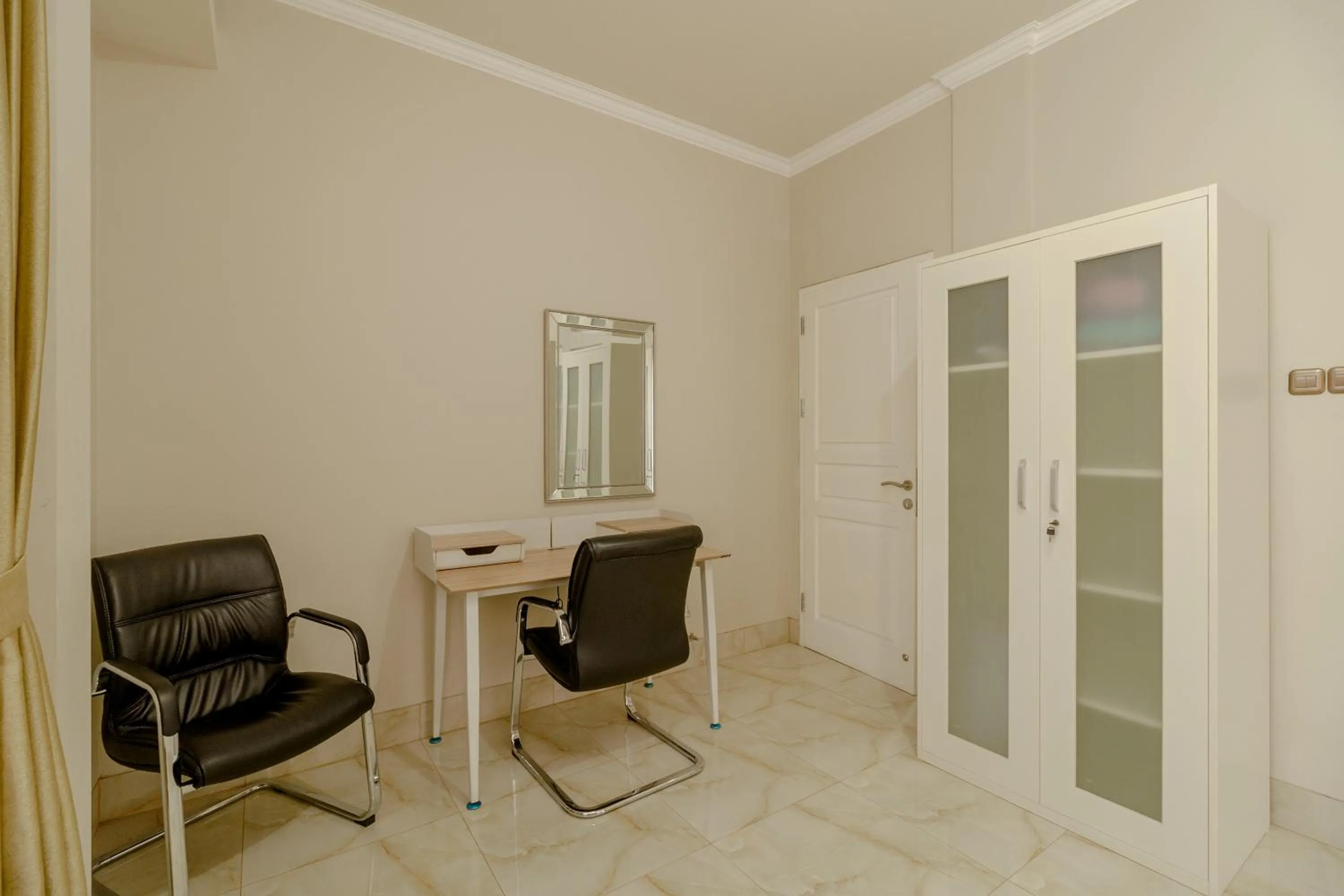 Seating area in RedDoorz near Taman Makam Pahlawan Cikutra