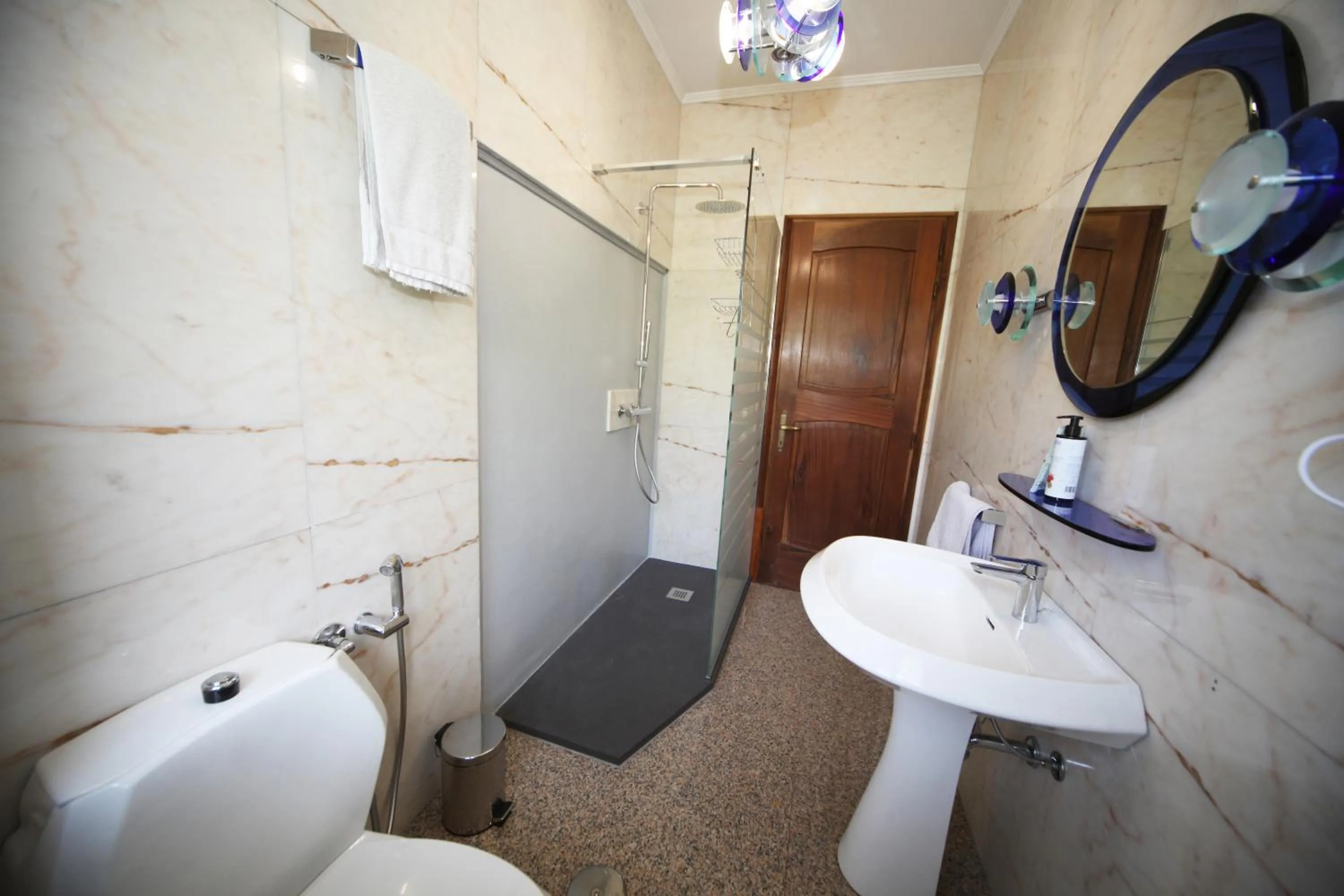 Shower in Sunshine-bnb