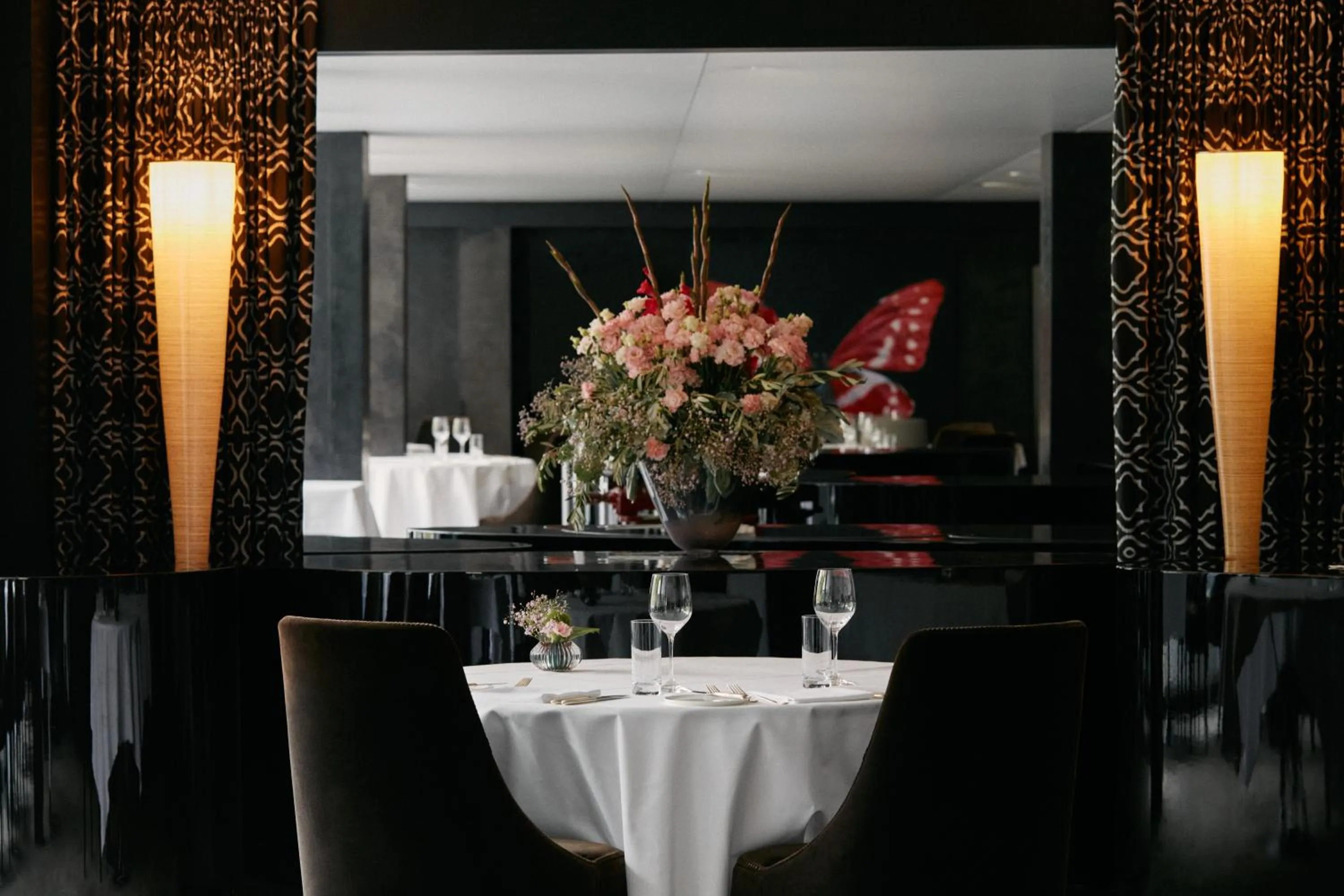 Restaurant/places to eat in 7132 Hotel