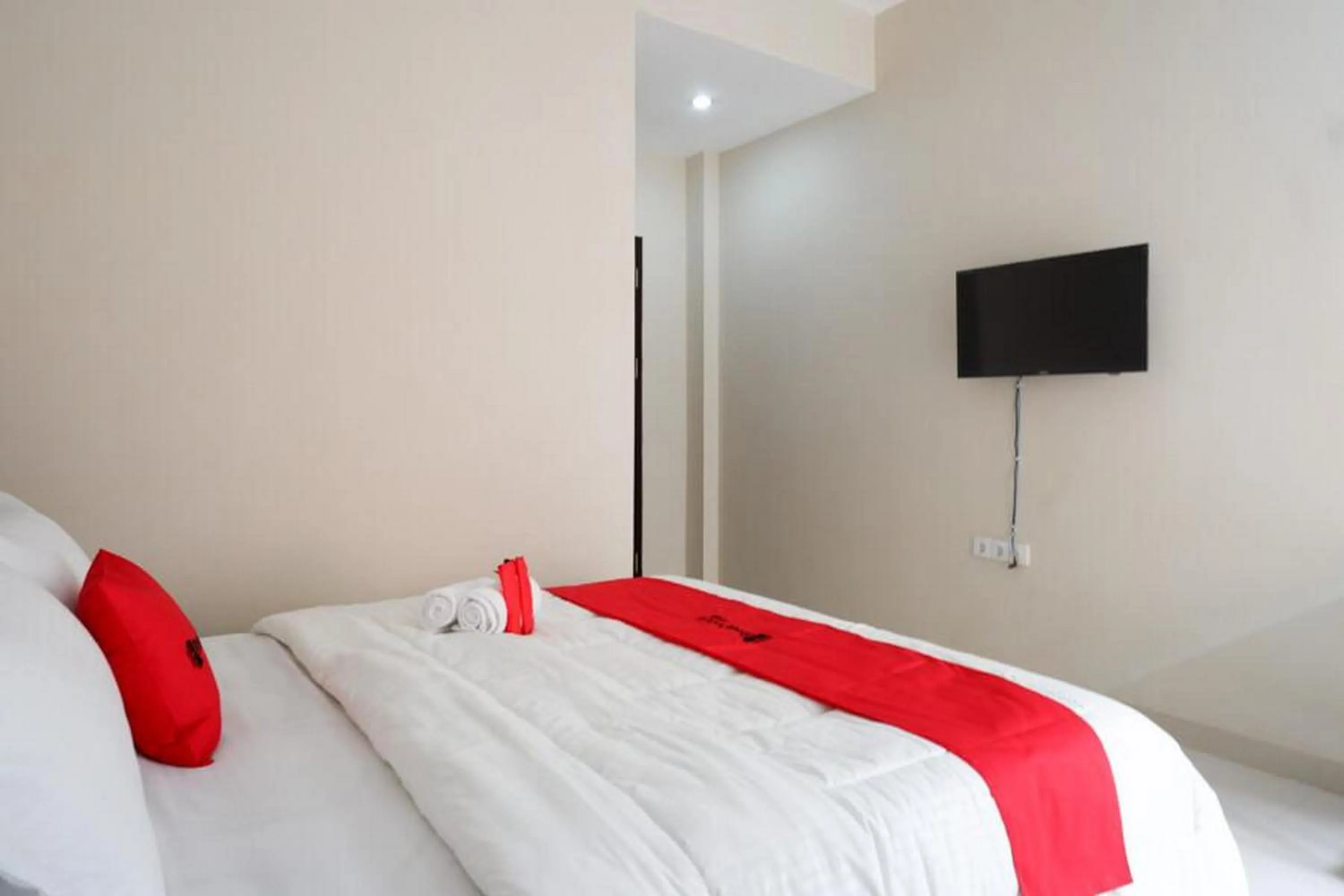 Bedroom, Bed in RedDoorz Syariah near RSUD Margono Purwokerto