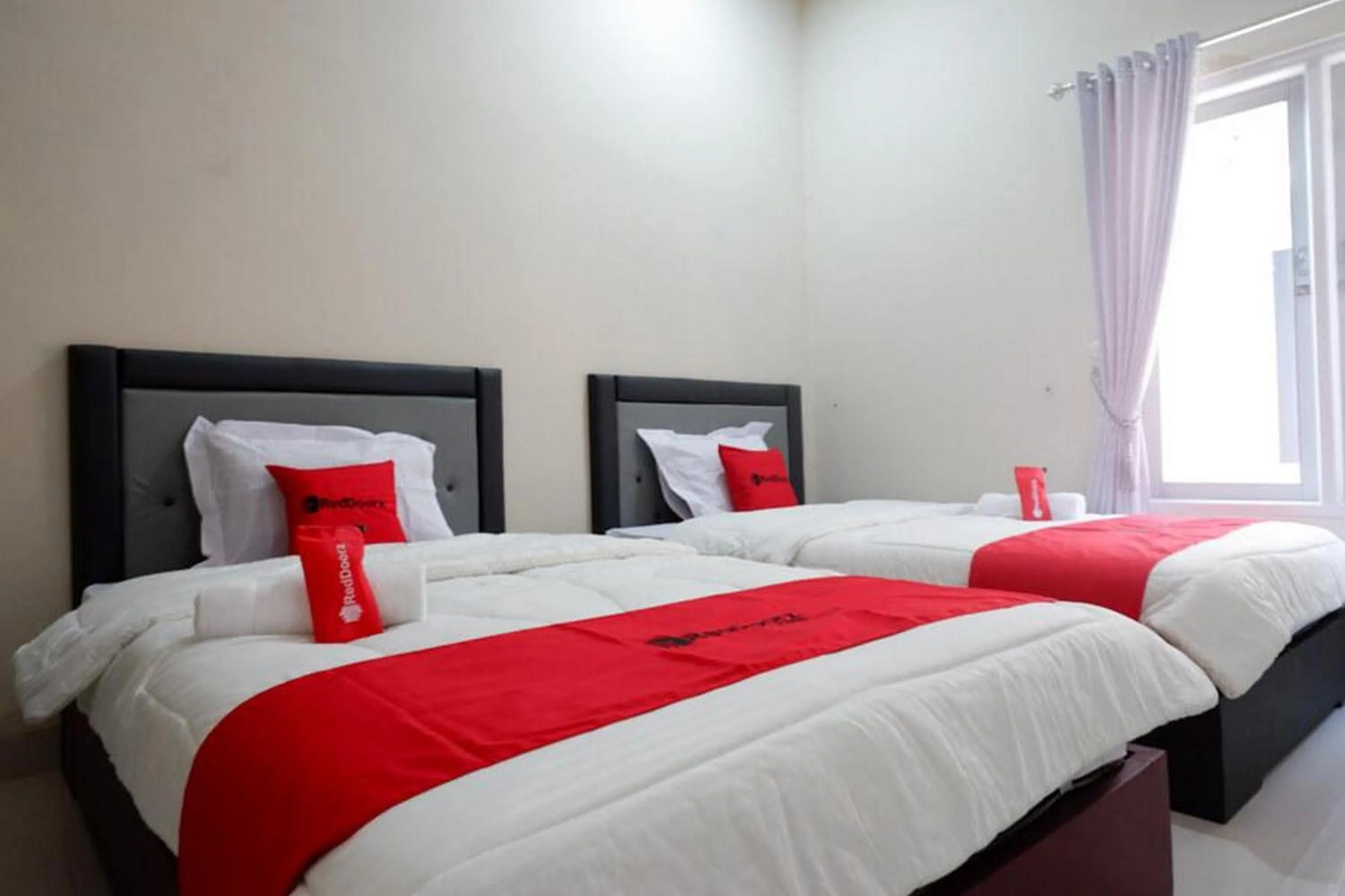 Bedroom, Bed in RedDoorz Syariah near RSUD Margono Purwokerto