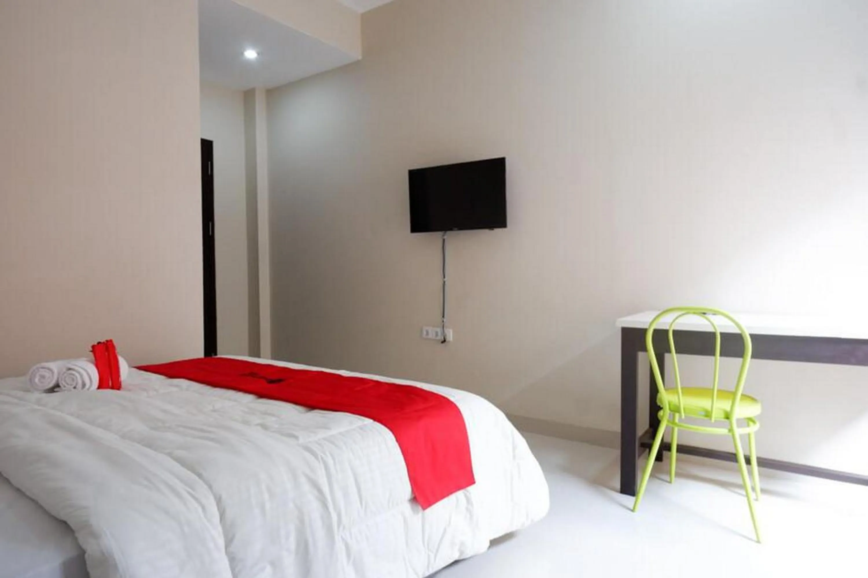 Bedroom, Bed in RedDoorz Syariah near RSUD Margono Purwokerto