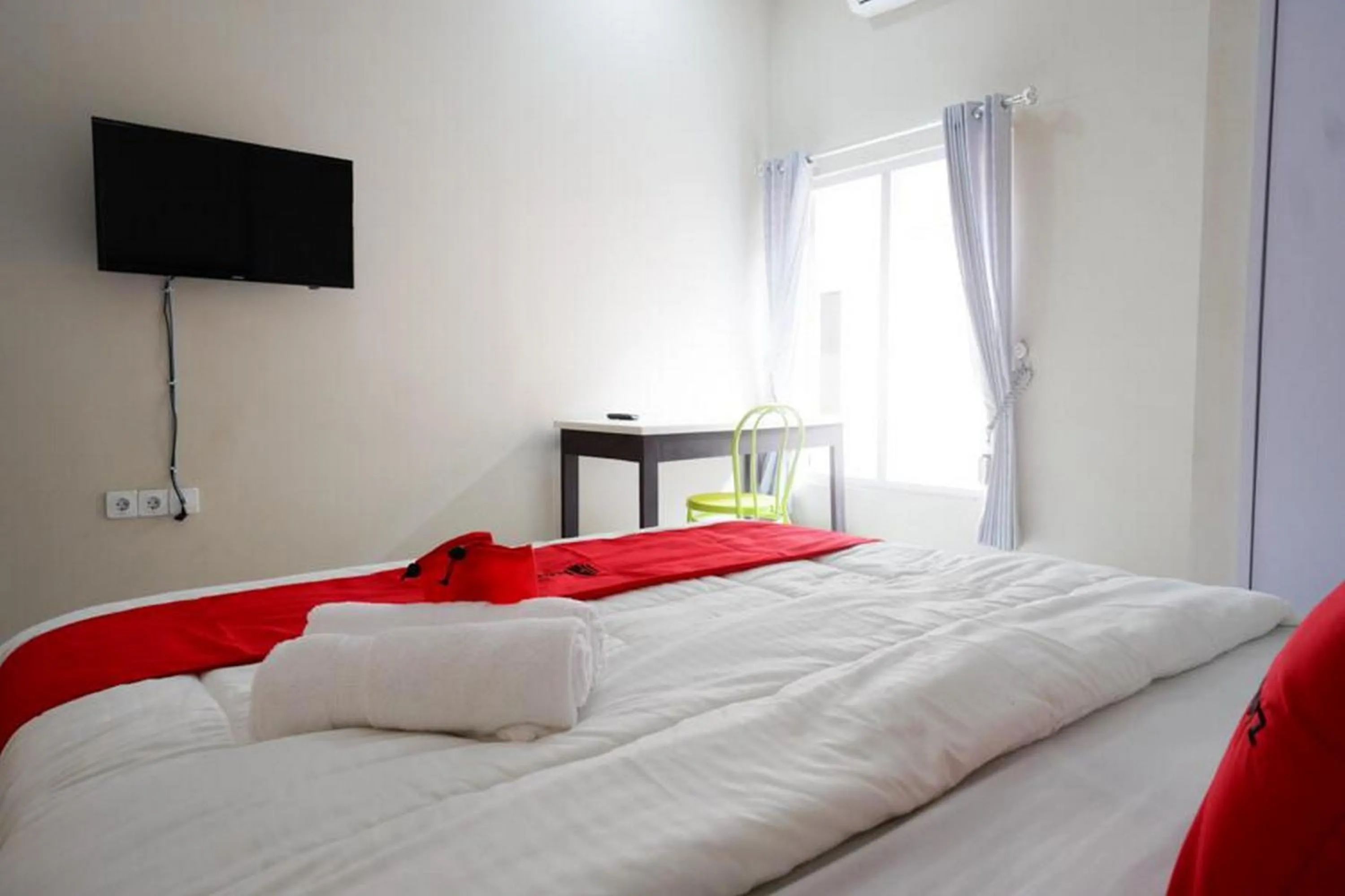 Bedroom, Bed in RedDoorz Syariah near RSUD Margono Purwokerto