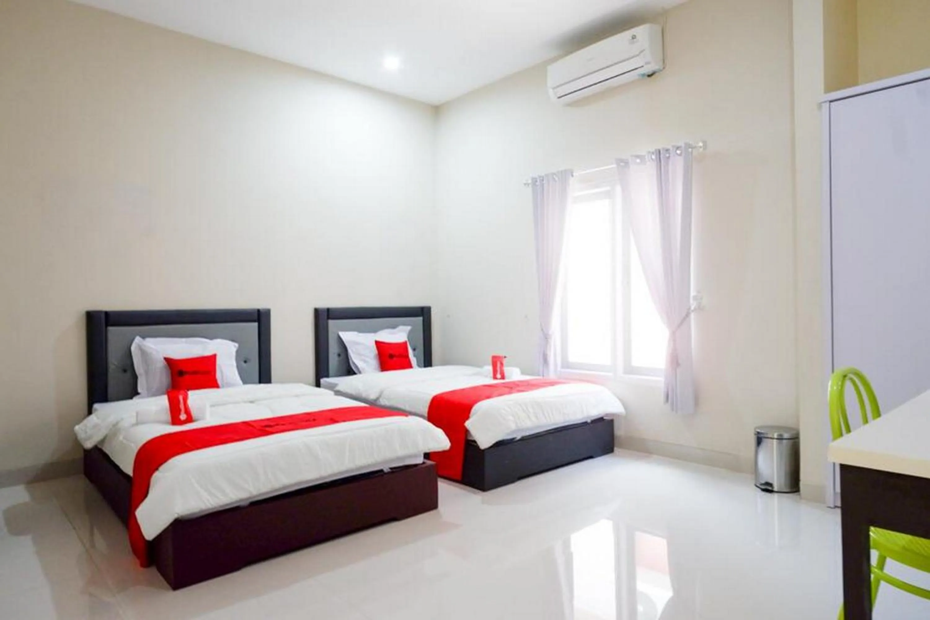 Bedroom, Bed in RedDoorz Syariah near RSUD Margono Purwokerto