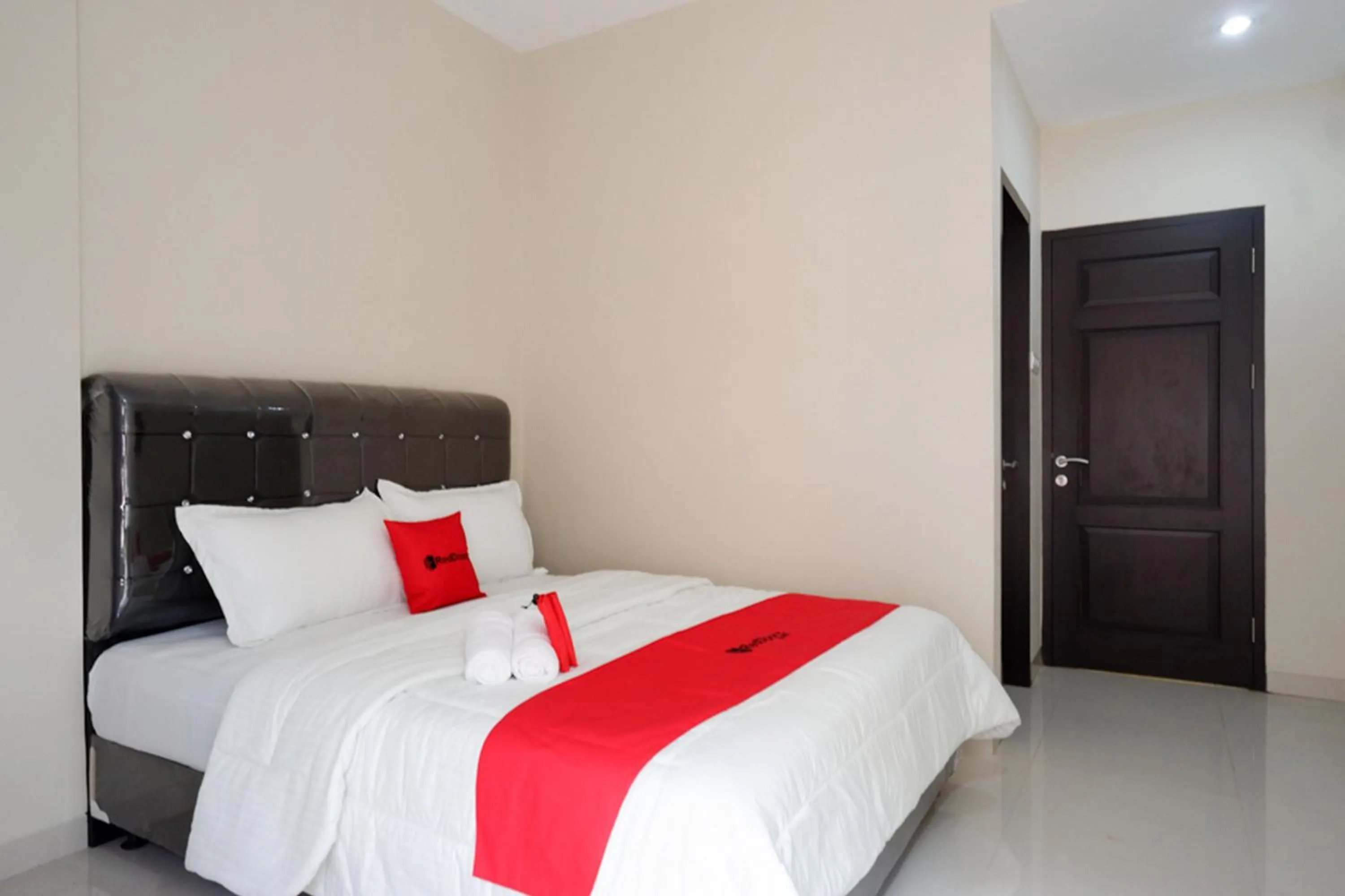 Bedroom, Bed in RedDoorz Syariah near RSUD Margono Purwokerto