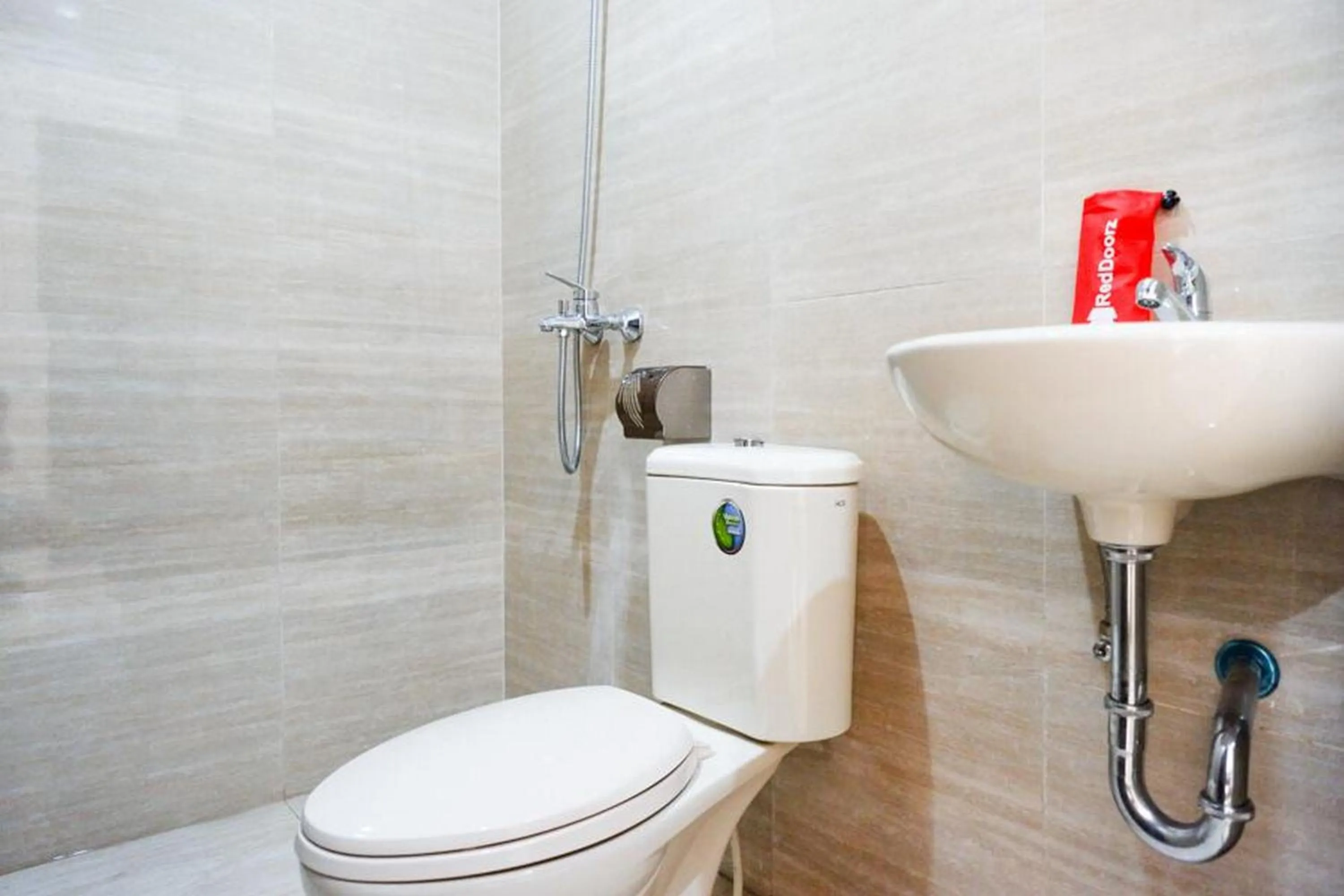 Bathroom in RedDoorz Syariah near RSUD Margono Purwokerto