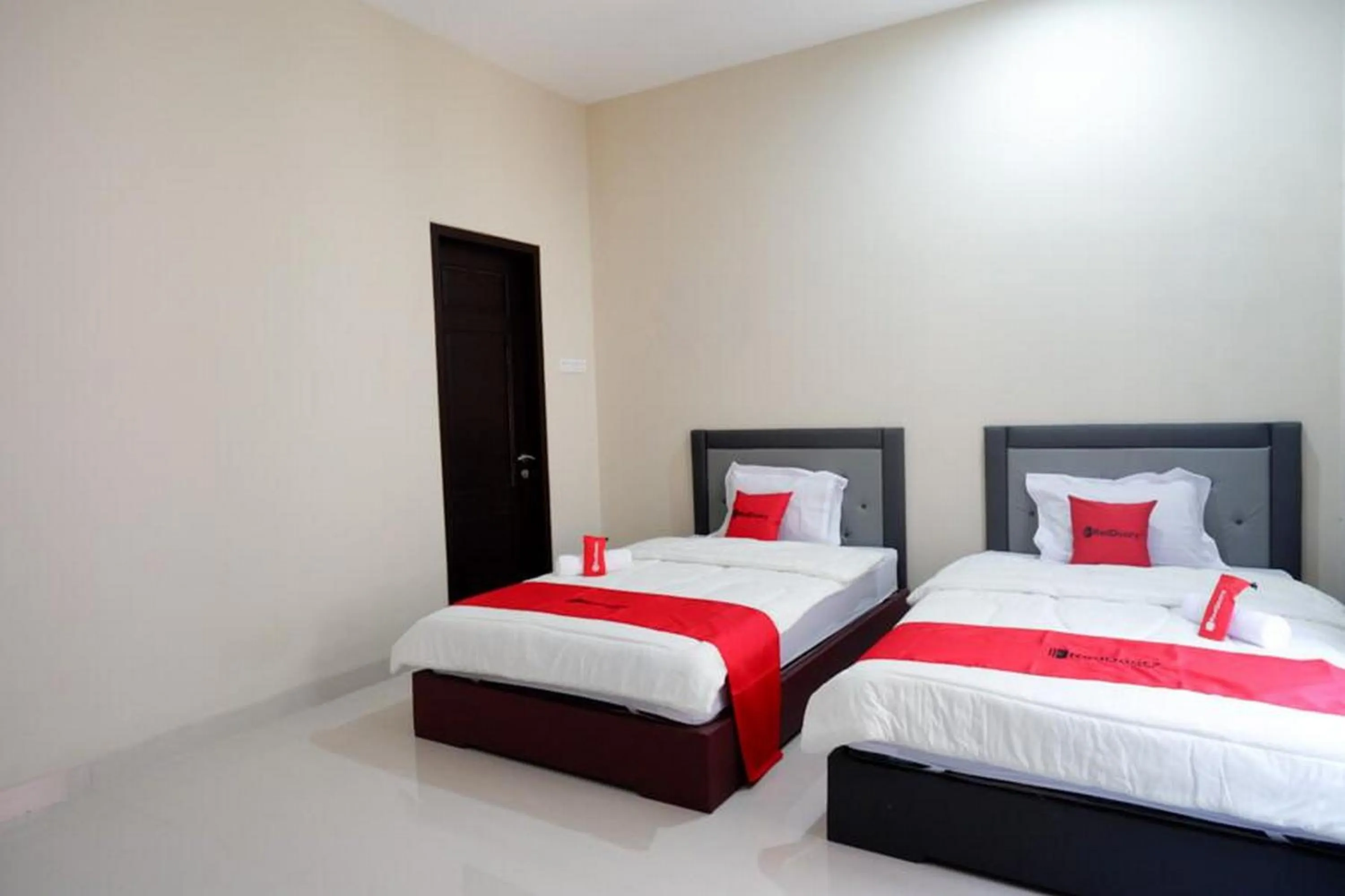 Bedroom, Bed in RedDoorz Syariah near RSUD Margono Purwokerto
