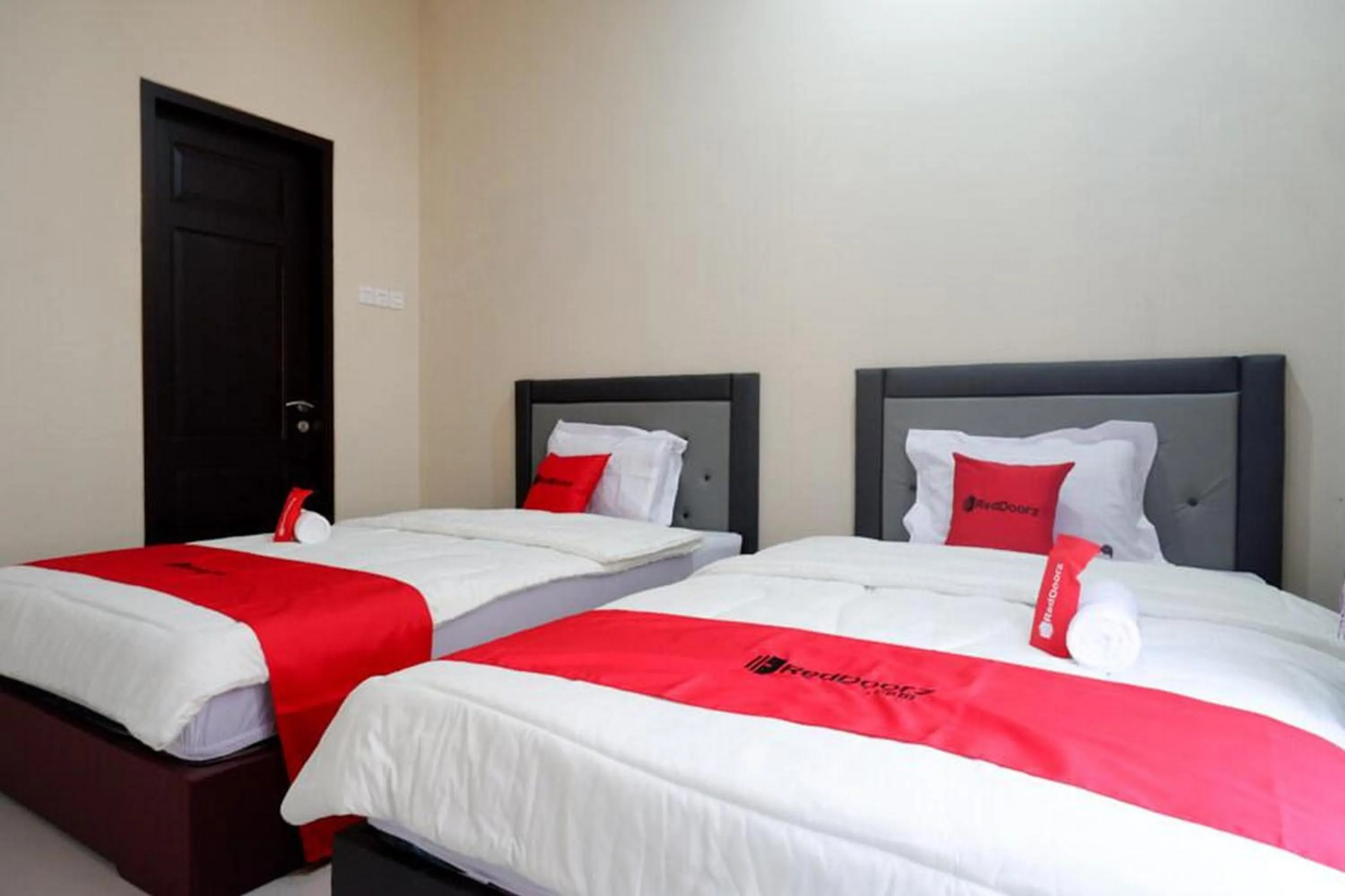 Bedroom, Bed in RedDoorz Syariah near RSUD Margono Purwokerto