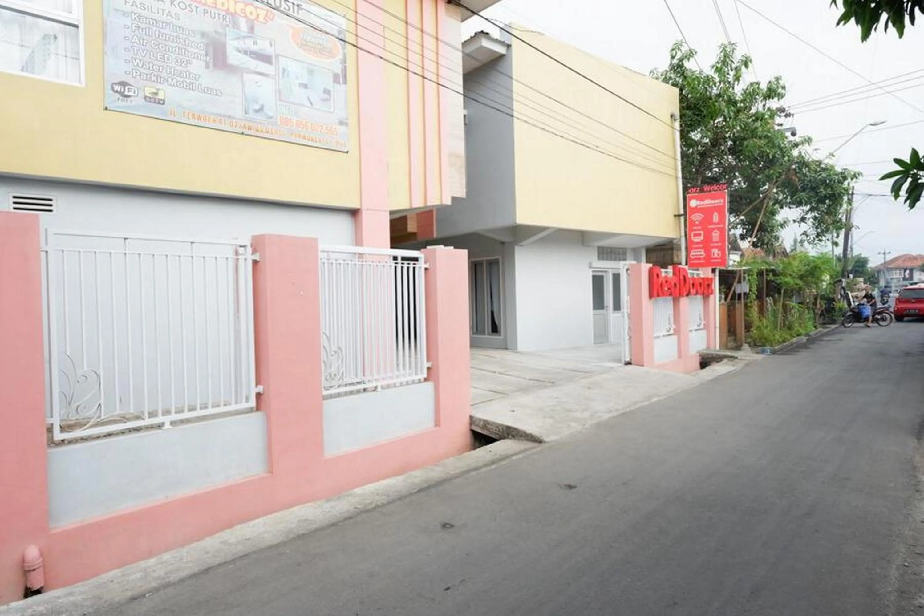 Facade/entrance in RedDoorz Syariah near RSUD Margono Purwokerto