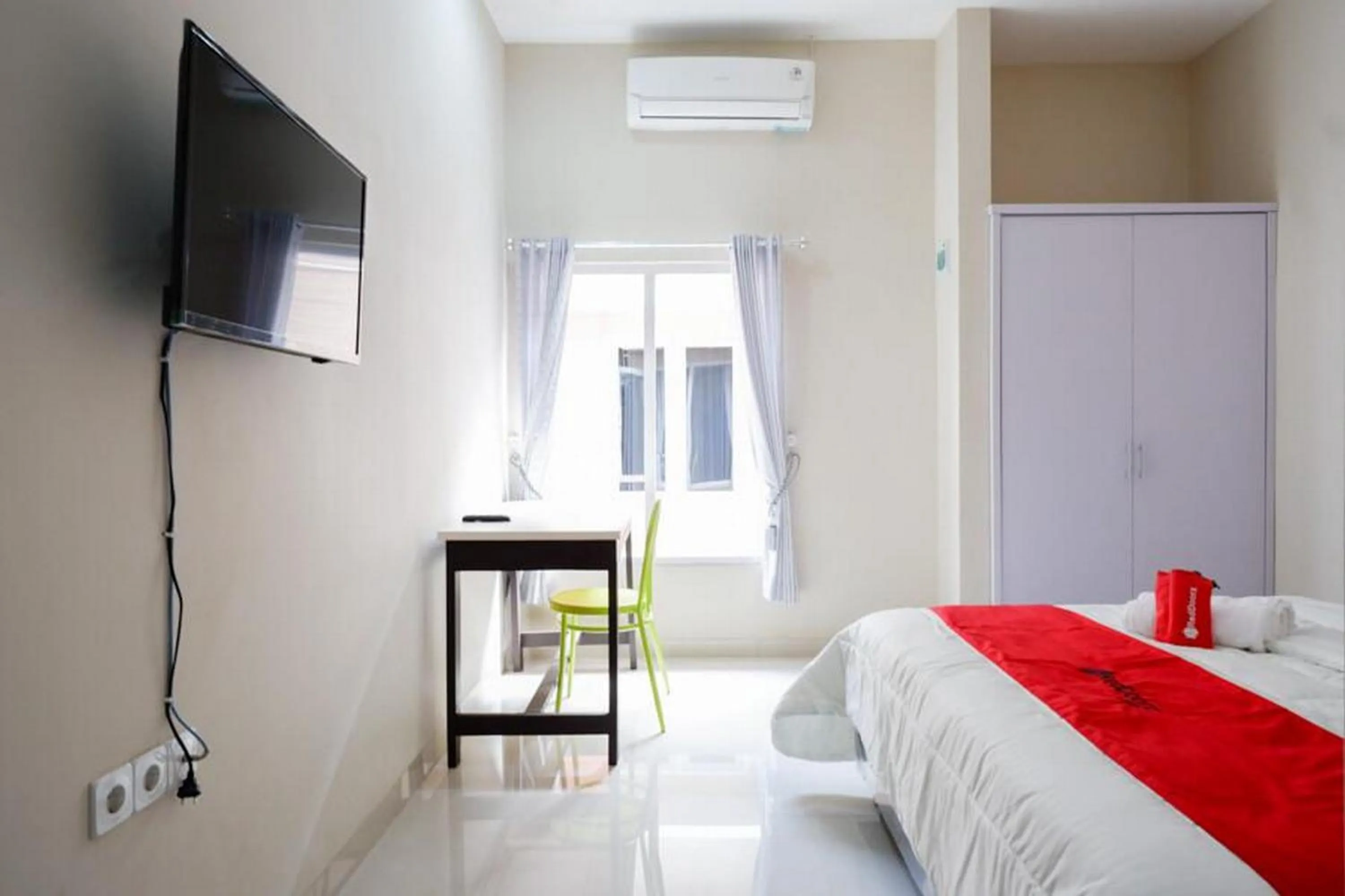Bedroom, Bed in RedDoorz Syariah near RSUD Margono Purwokerto